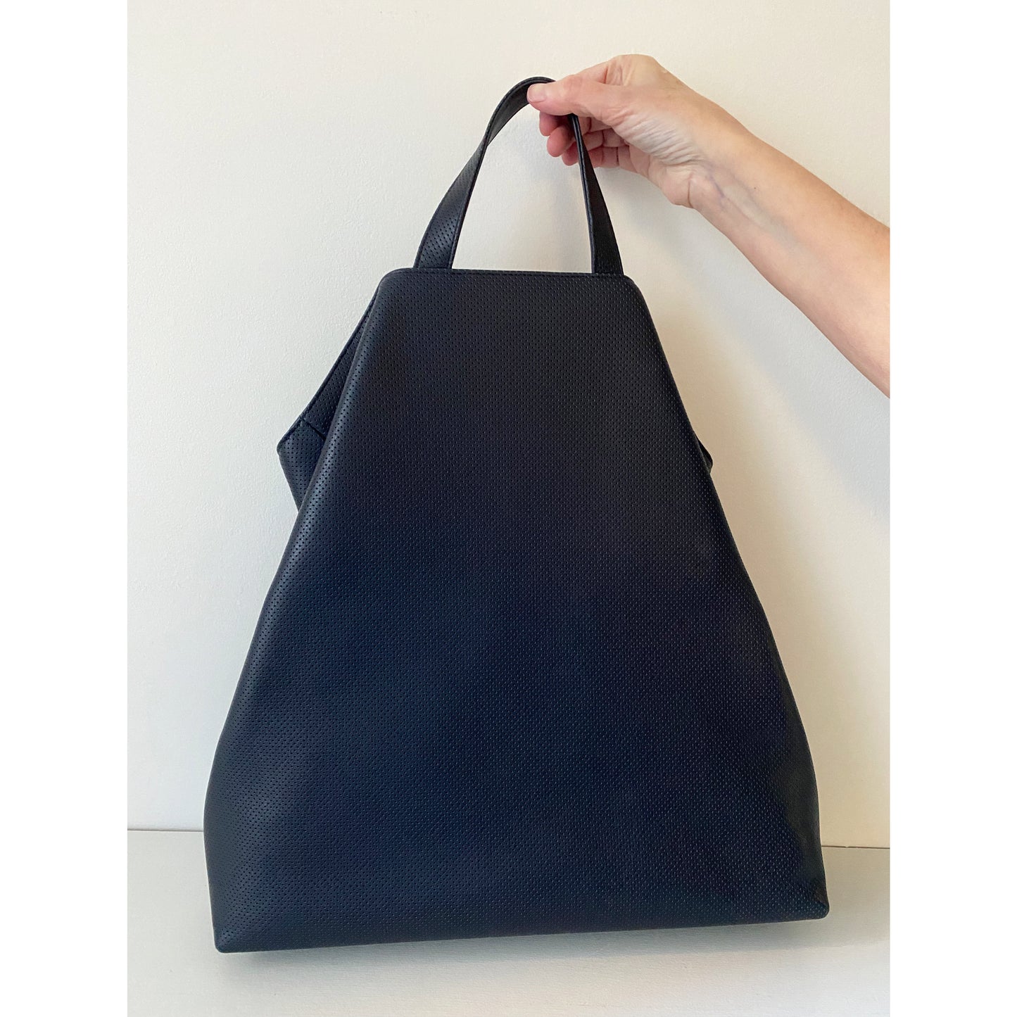 Sac "Fluke" en cuir perforé bleu marine Tsatsas