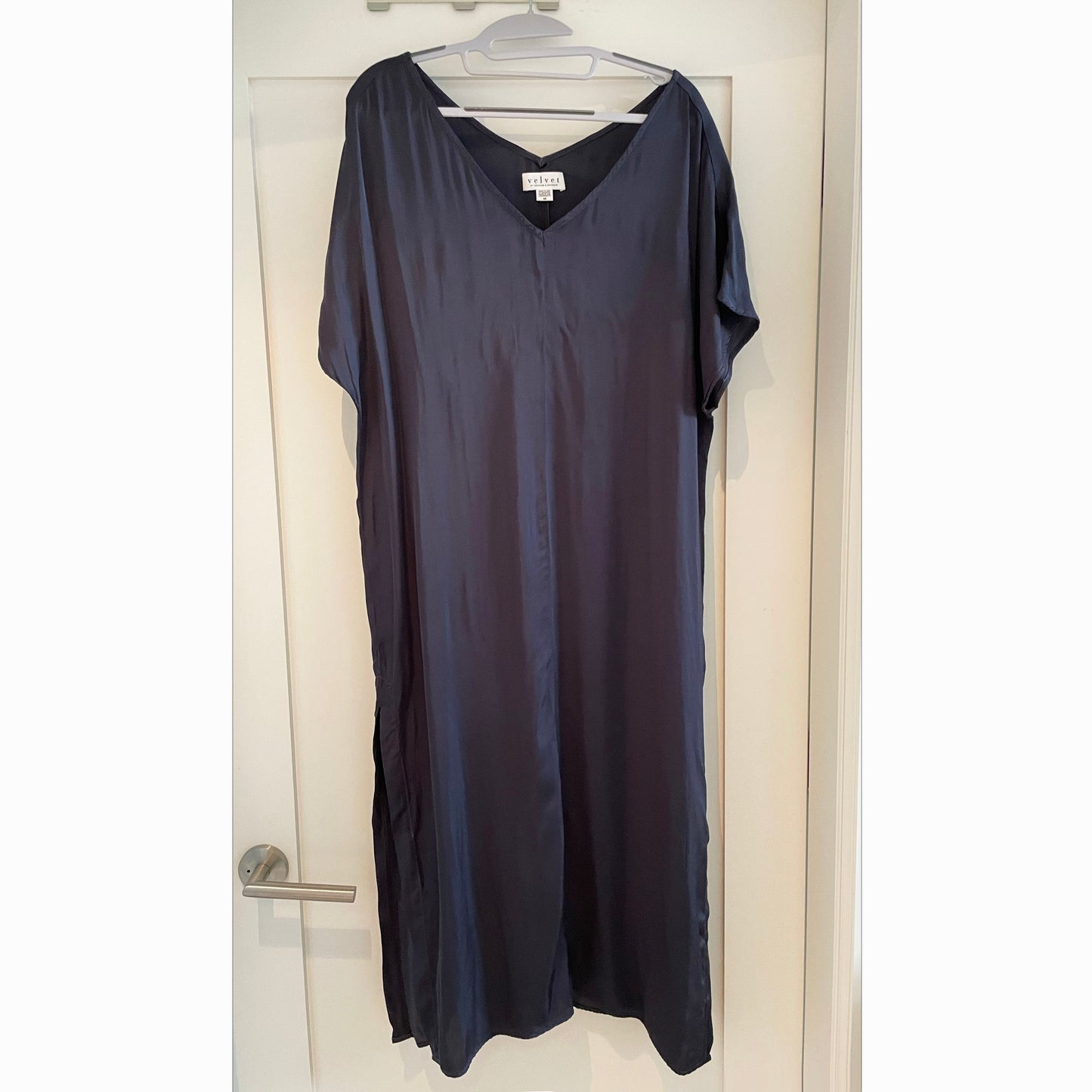 Robe midi en satin bleu marine Velvet by Graham and Spencer, taille XS