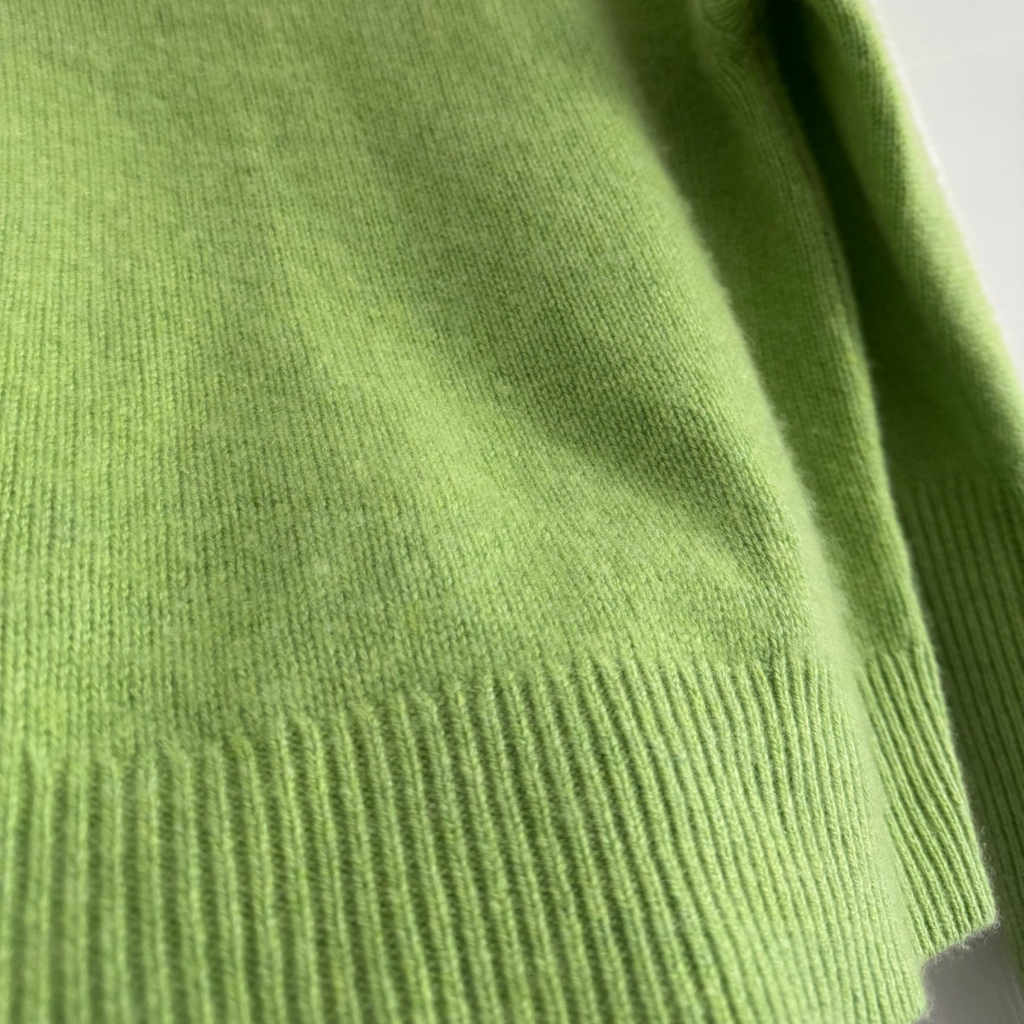 Wilfred Cashmere Turtleneck in Lime Green, size XS