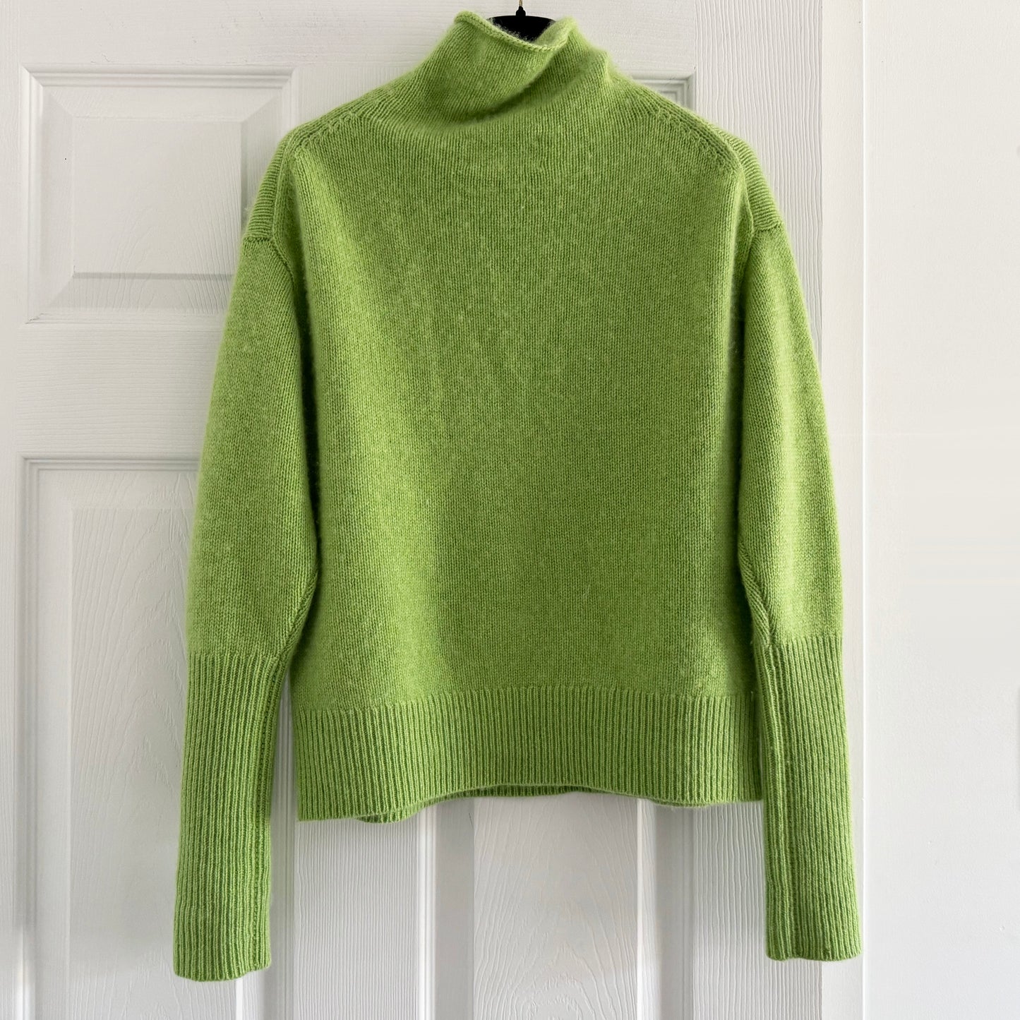 Wilfred Cashmere Turtleneck in Lime Green, size XS