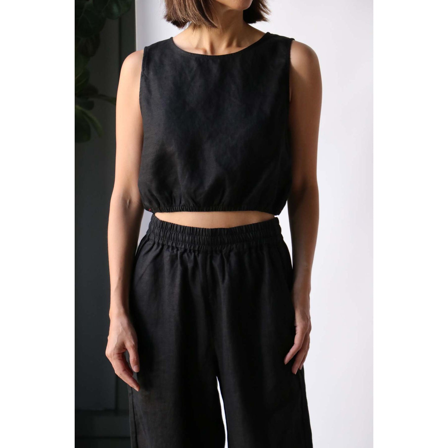 Xirena "Tallie" Cropped Linen Top in Black, size Small
