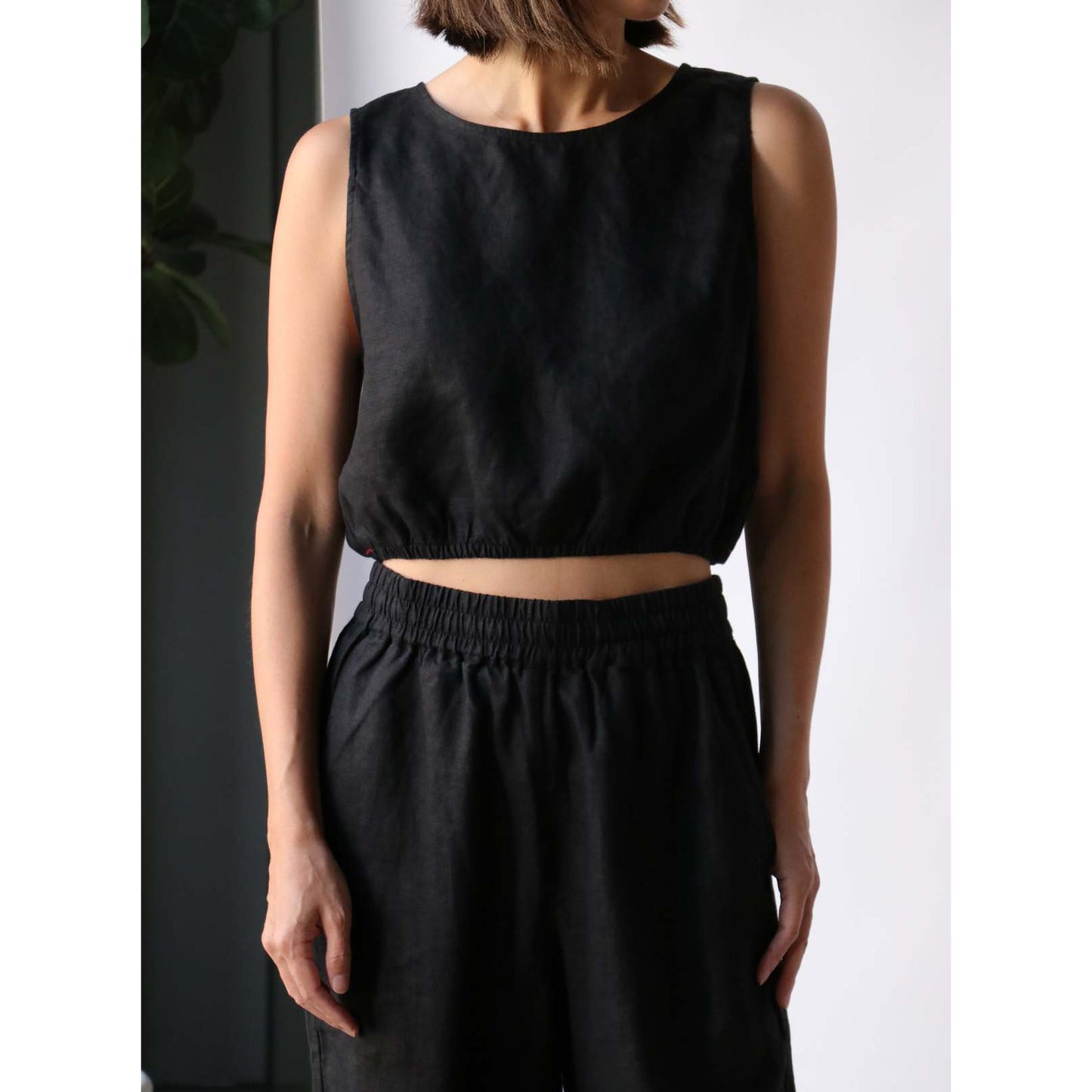 Xirena "Tallie" Cropped Linen Top in Black, size Small