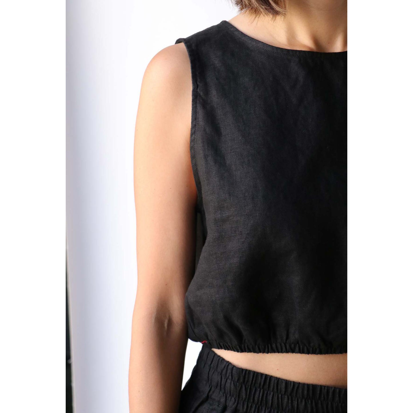 Xirena "Tallie" Cropped Linen Top in Black, size Small