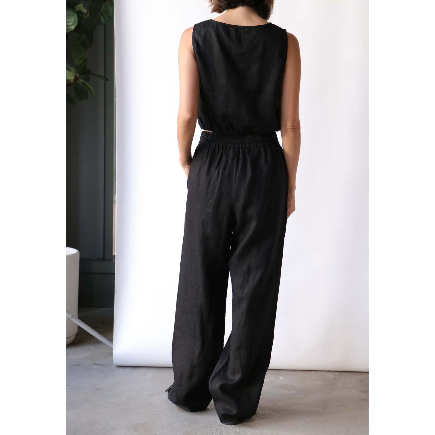 Xirena "Tallie" Cropped Linen Top in Black, size Small