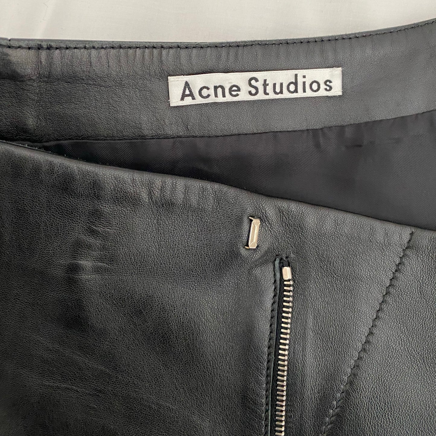 Acne Studios Mini-jupe en cuir zippée « Kay » sur le devant, taille 36 (taille 2)