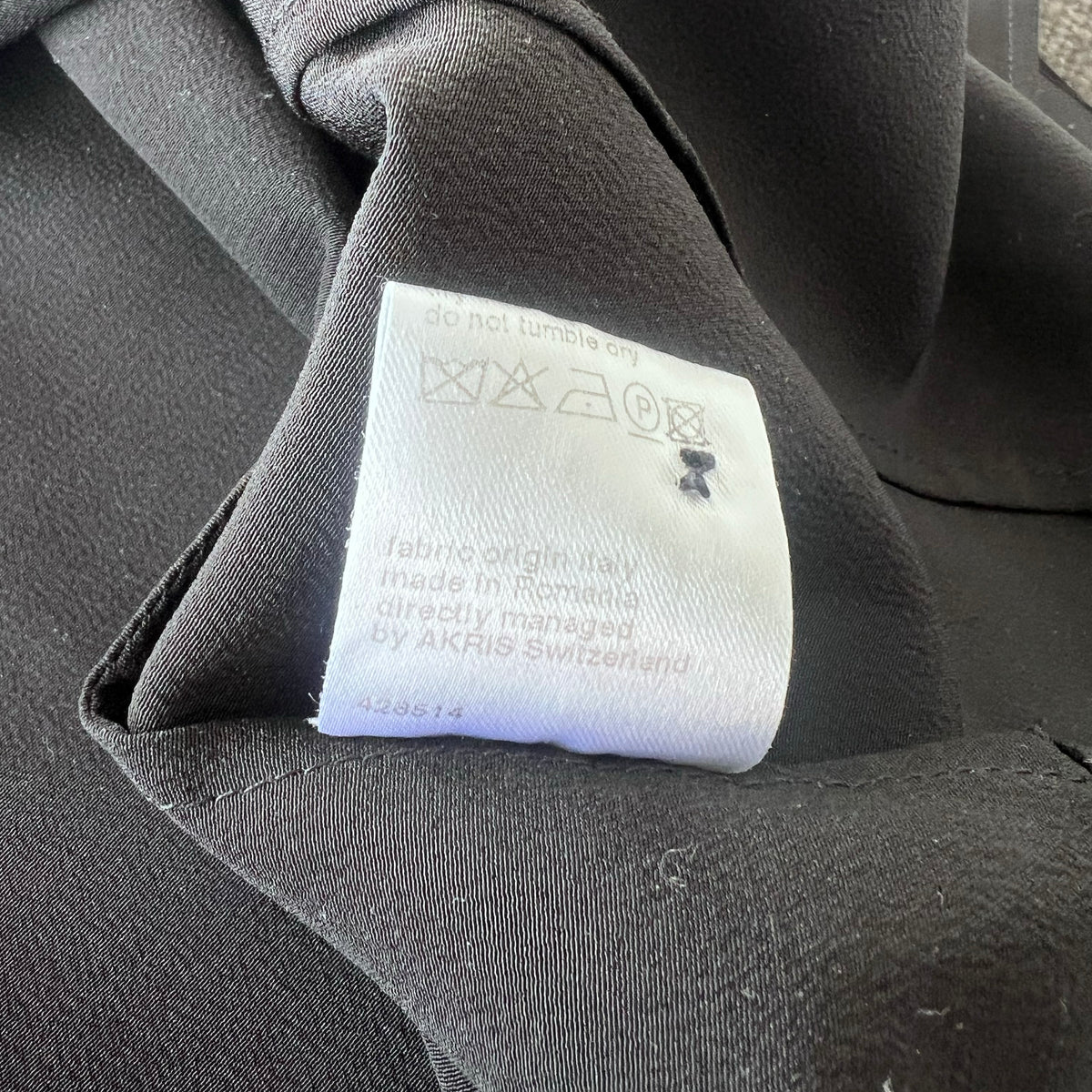 Akris Silk Long Sleeve Silk Blouse in Black, size 10 (fits like size 8)