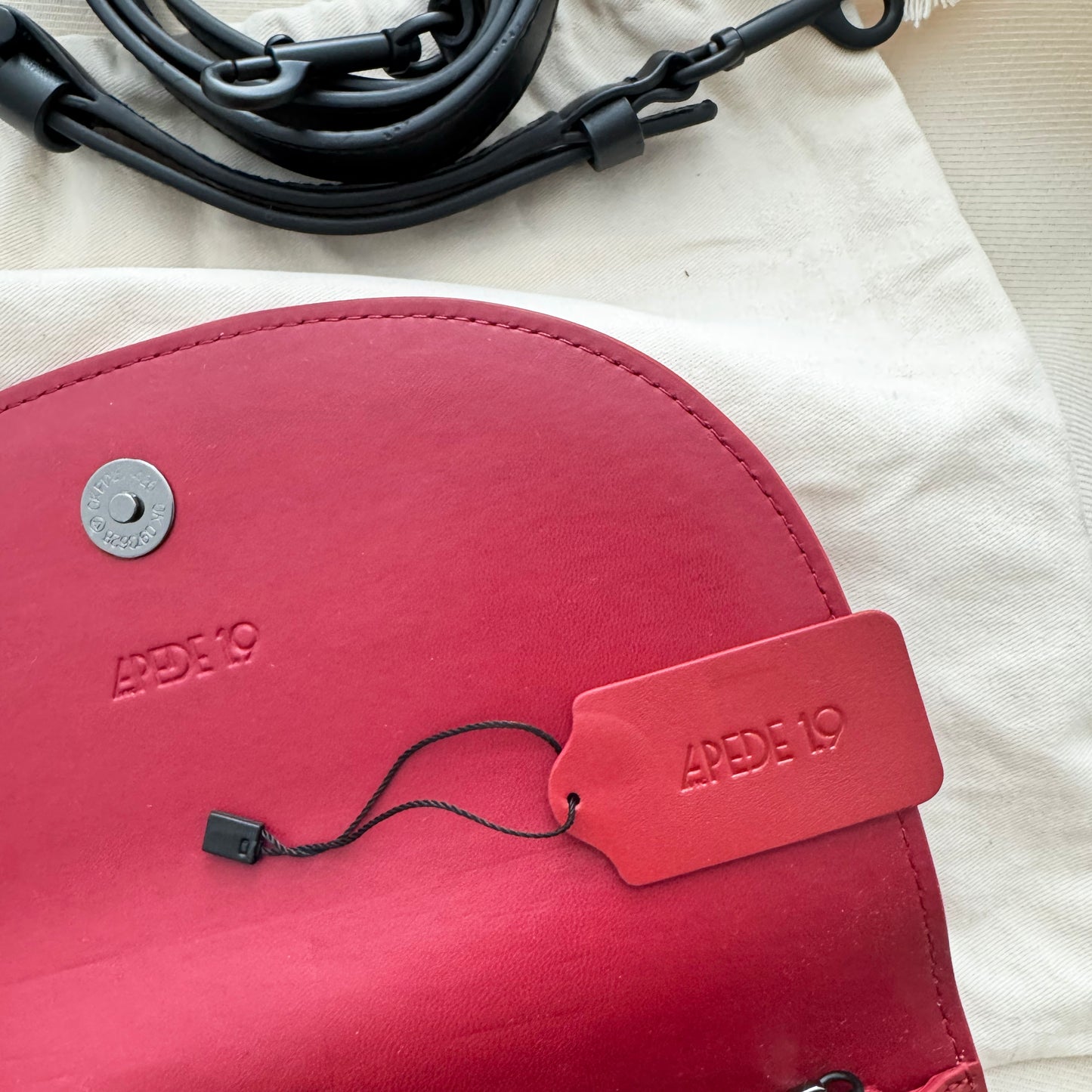 Apede Mod 1.9 Crescent Bag in Red