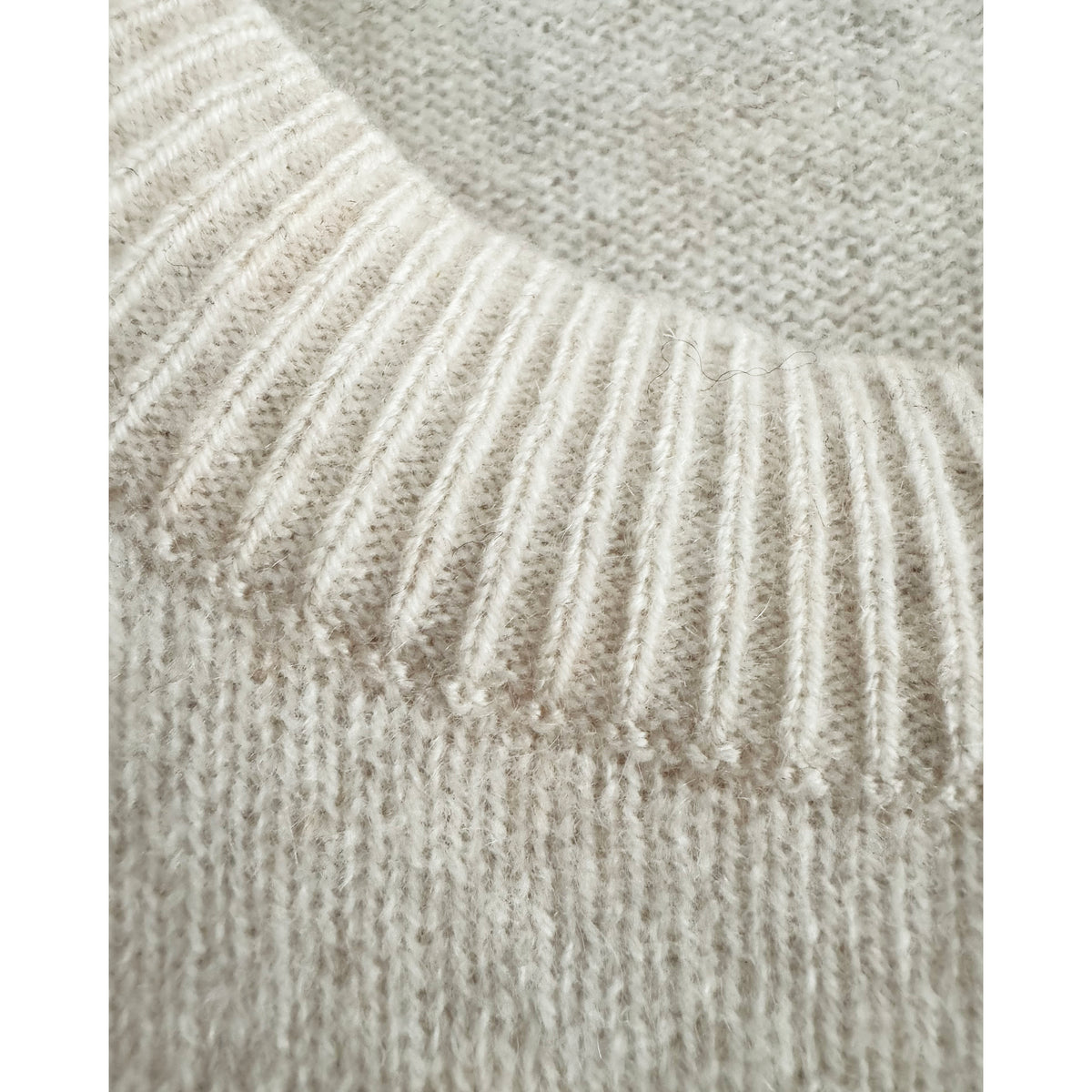 Aritzia Feather Cashmere Relaxed Short sleeve Sweater in heather light oatmeal, size XS (fits XS/S)