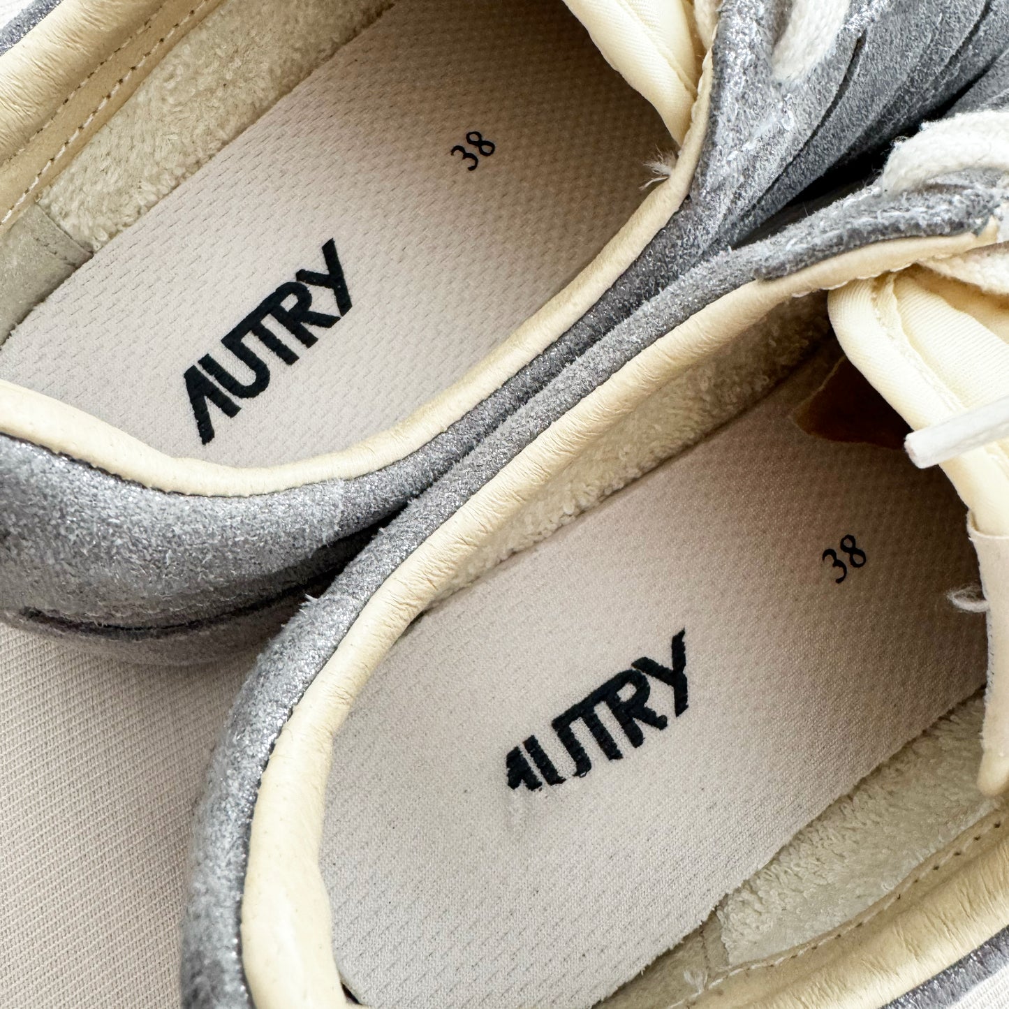 Autry "Windspin" Sneakers in Silver, size 38