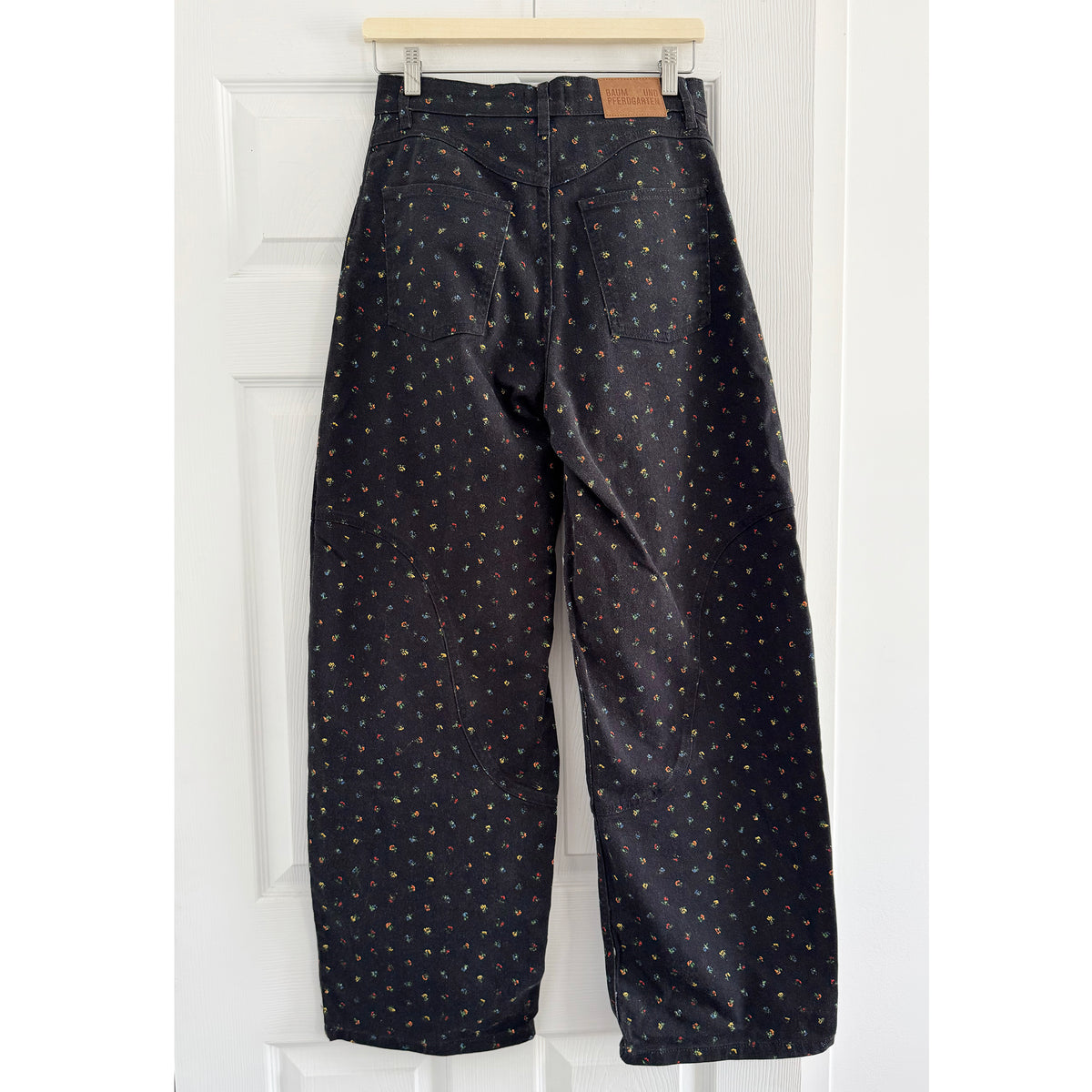 Baum und Pferdgarten "Napolen" Barrel Jeans in Black Floral, size 26/32