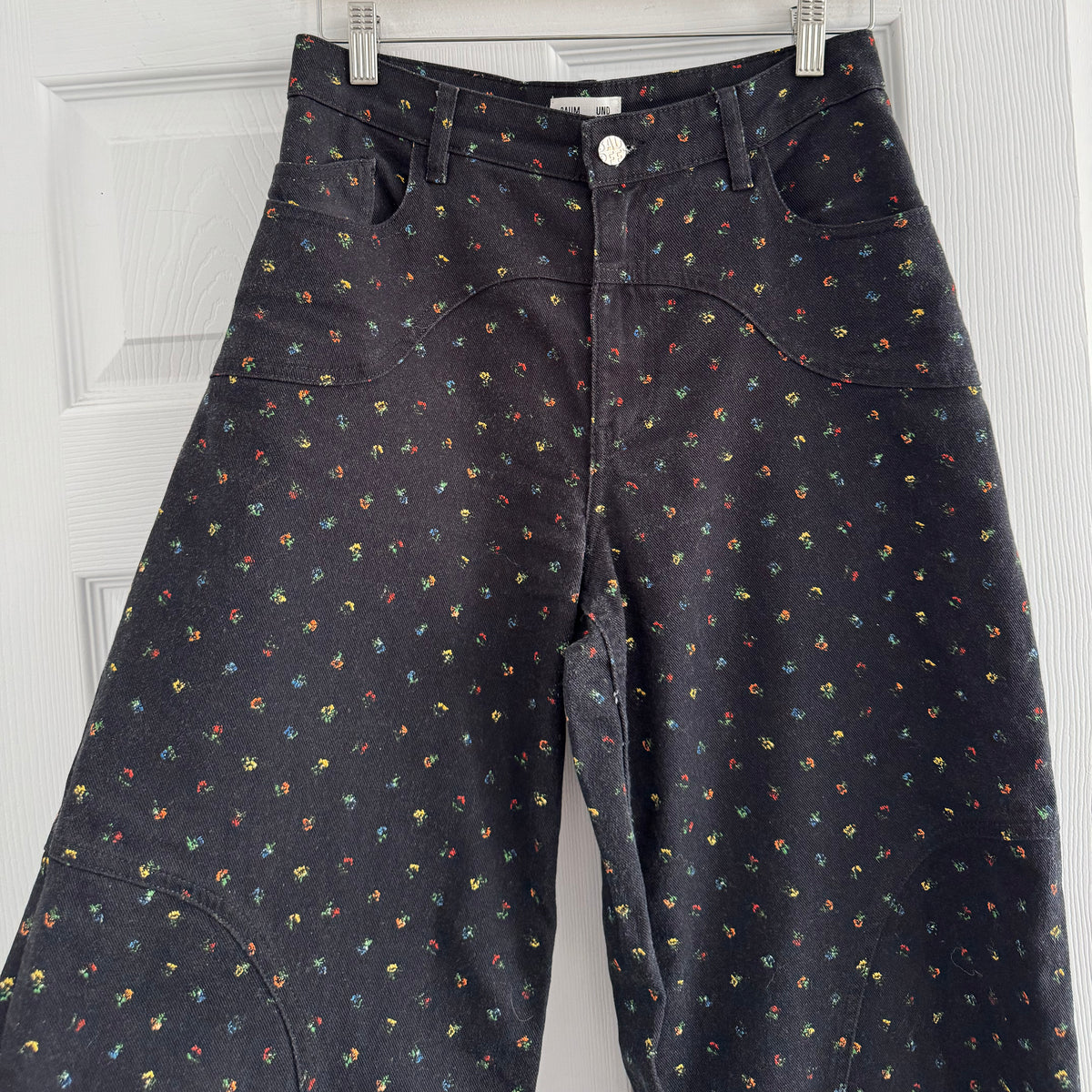 Baum und Pferdgarten "Napolen" Barrel Jeans in Black Floral, size 26/32