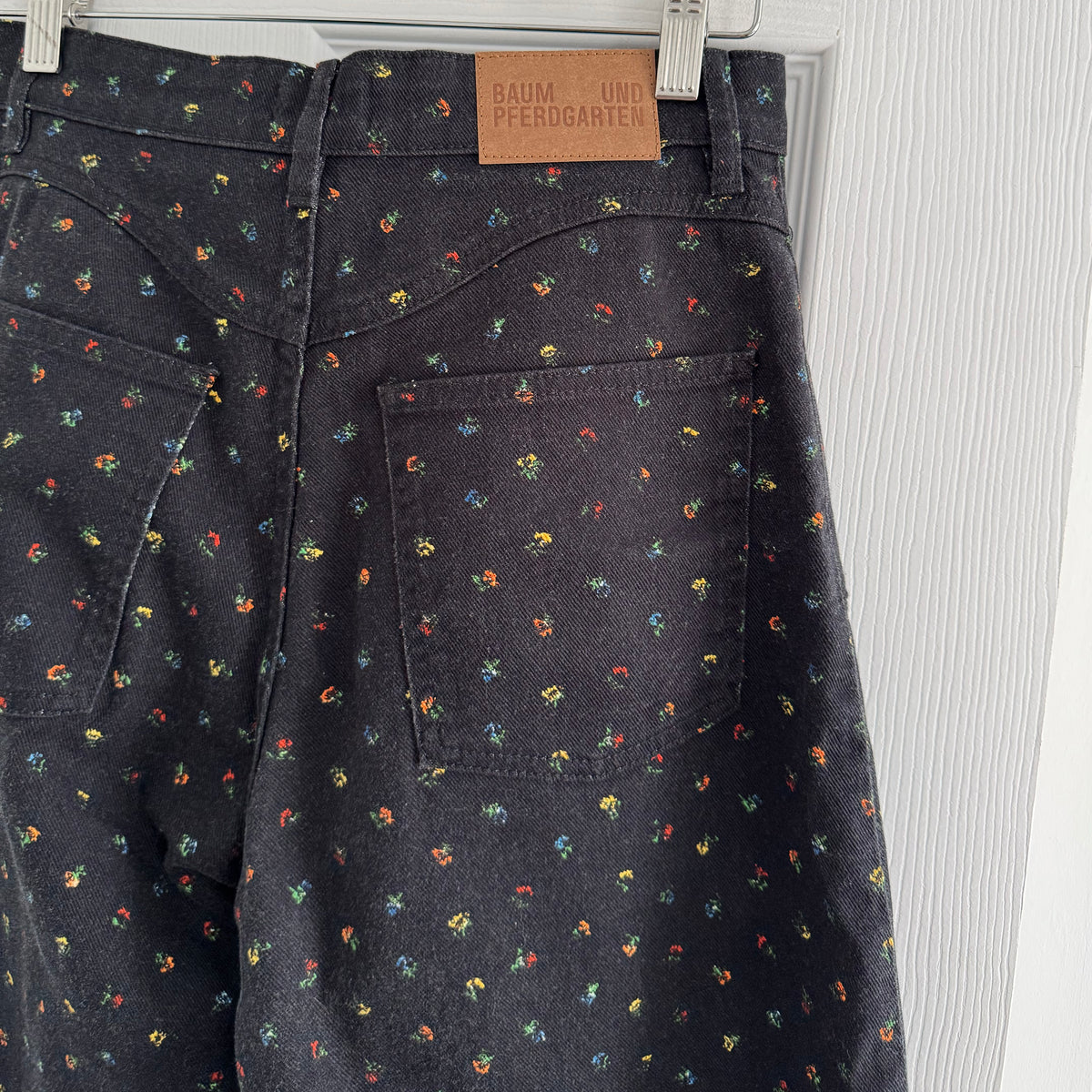 Baum und Pferdgarten "Napolen" Barrel Jeans in Black Floral, size 26/32