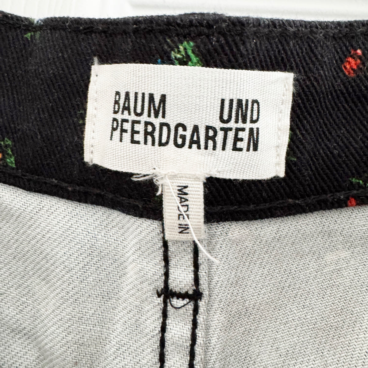 Baum und Pferdgarten "Napolen" Barrel Jeans in Black Floral, size 26/32