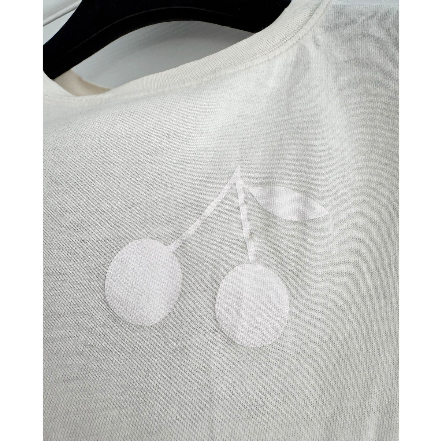 ** KIDS ** Bonpoint Short Sleeve Cherry Logo T-shirt in Off-White, size 10 years