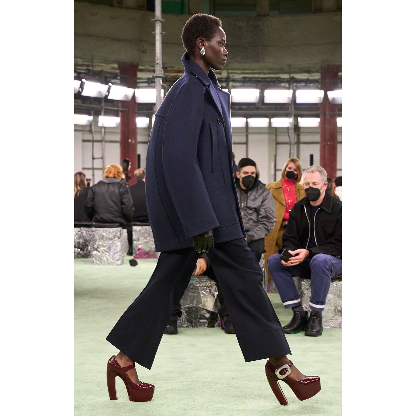 Bottega Veneta Cropped Pants in Navy, size 40