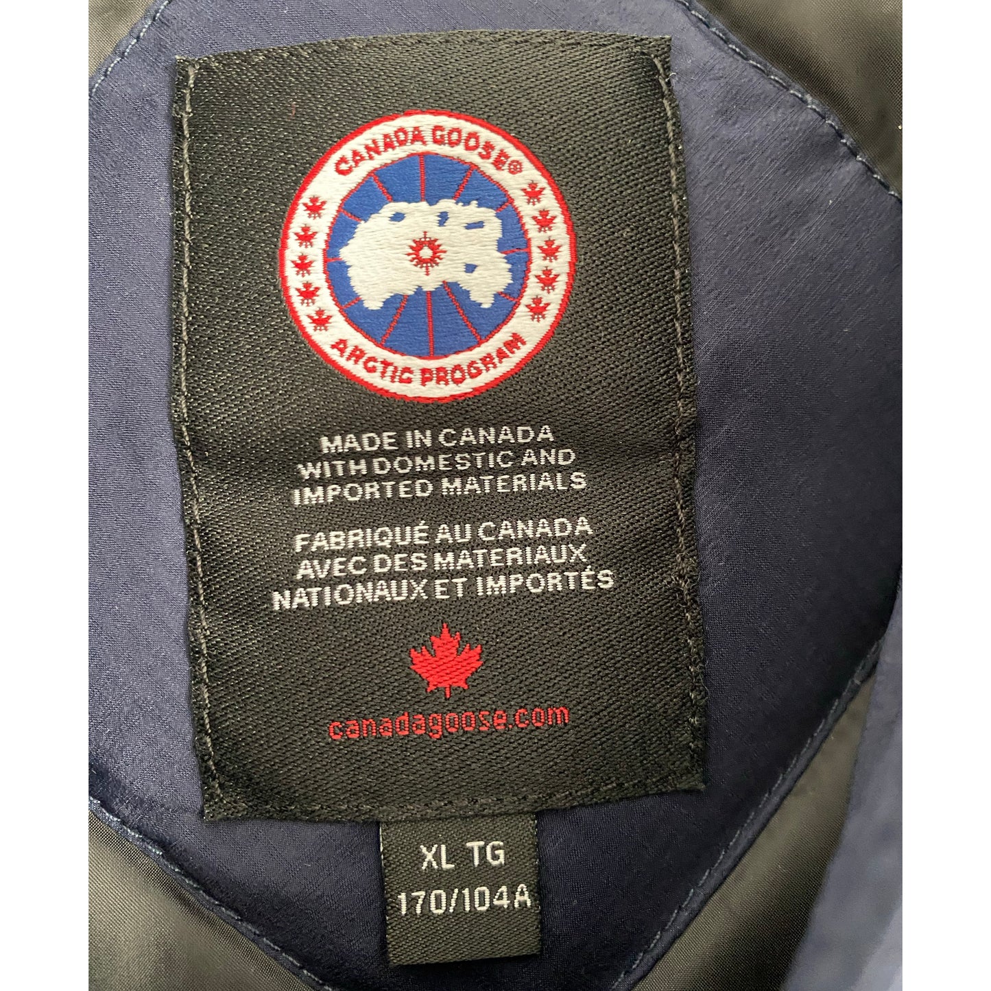 Canada Goose "Camp" Matte Hooded Down Jacket in Navy, size XL (fits M/L)