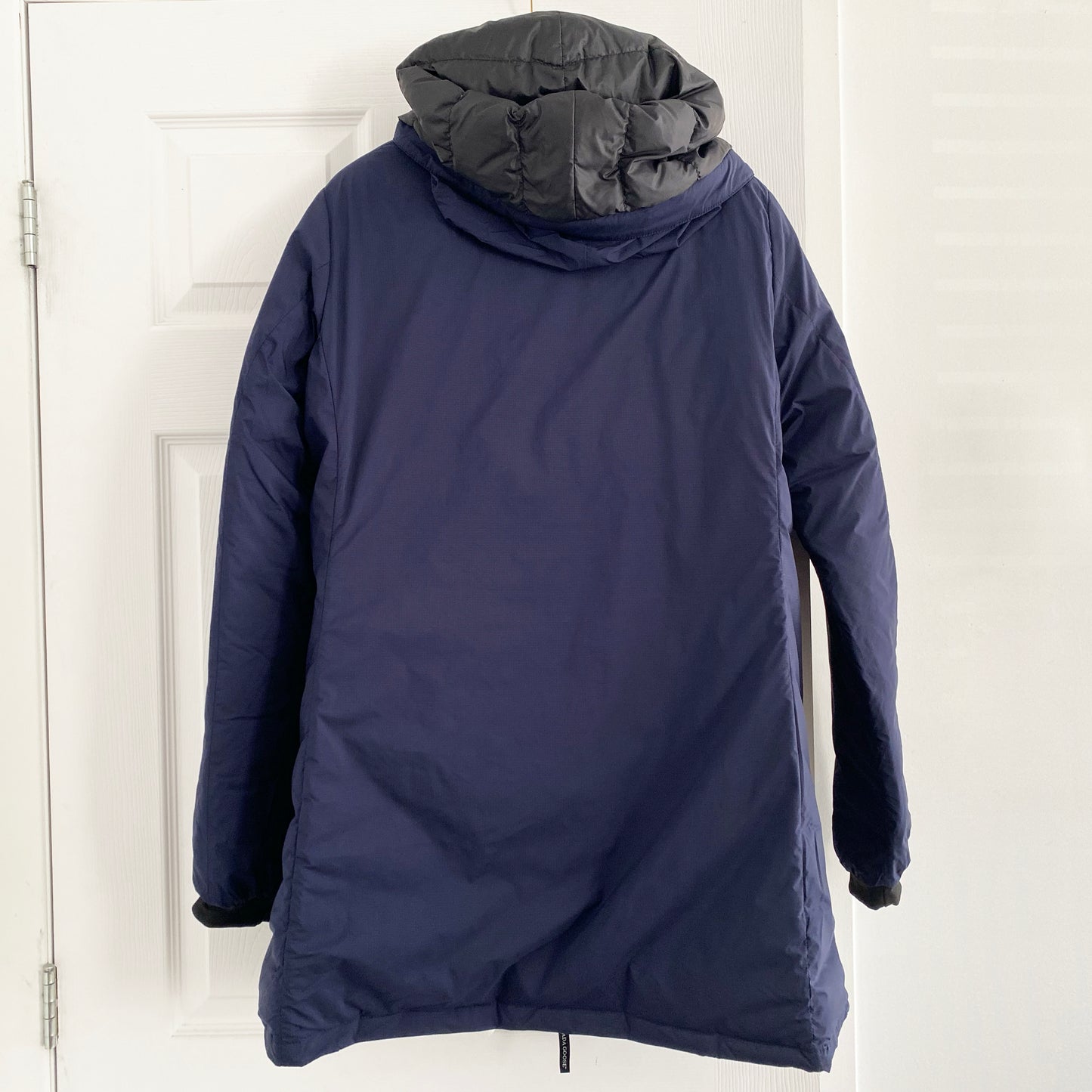 Canada Goose "Camp" Matte Hooded Down Jacket in Navy, size XL (fits M/L)