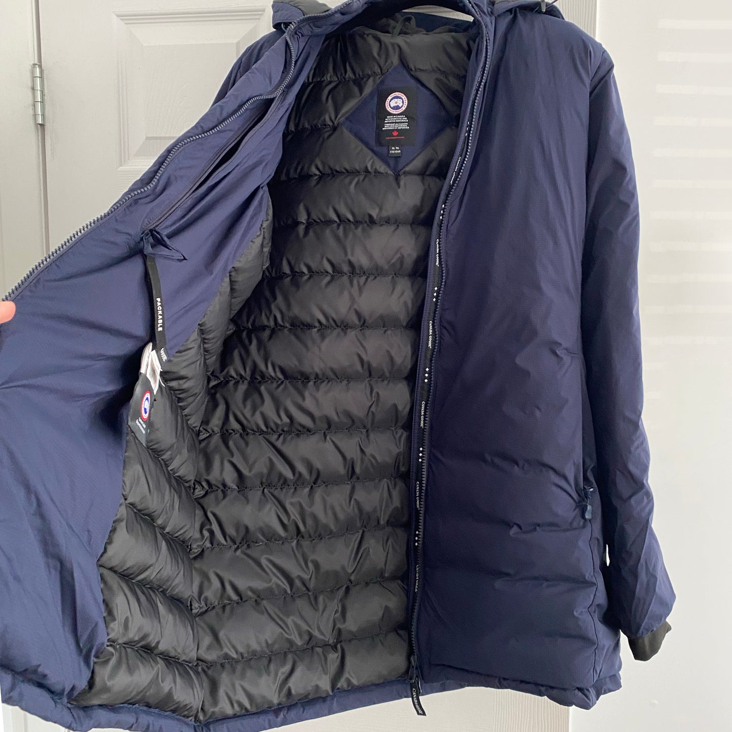 Canada Goose "Camp" Matte Hooded Down Jacket in Navy, size XL (fits M/L)