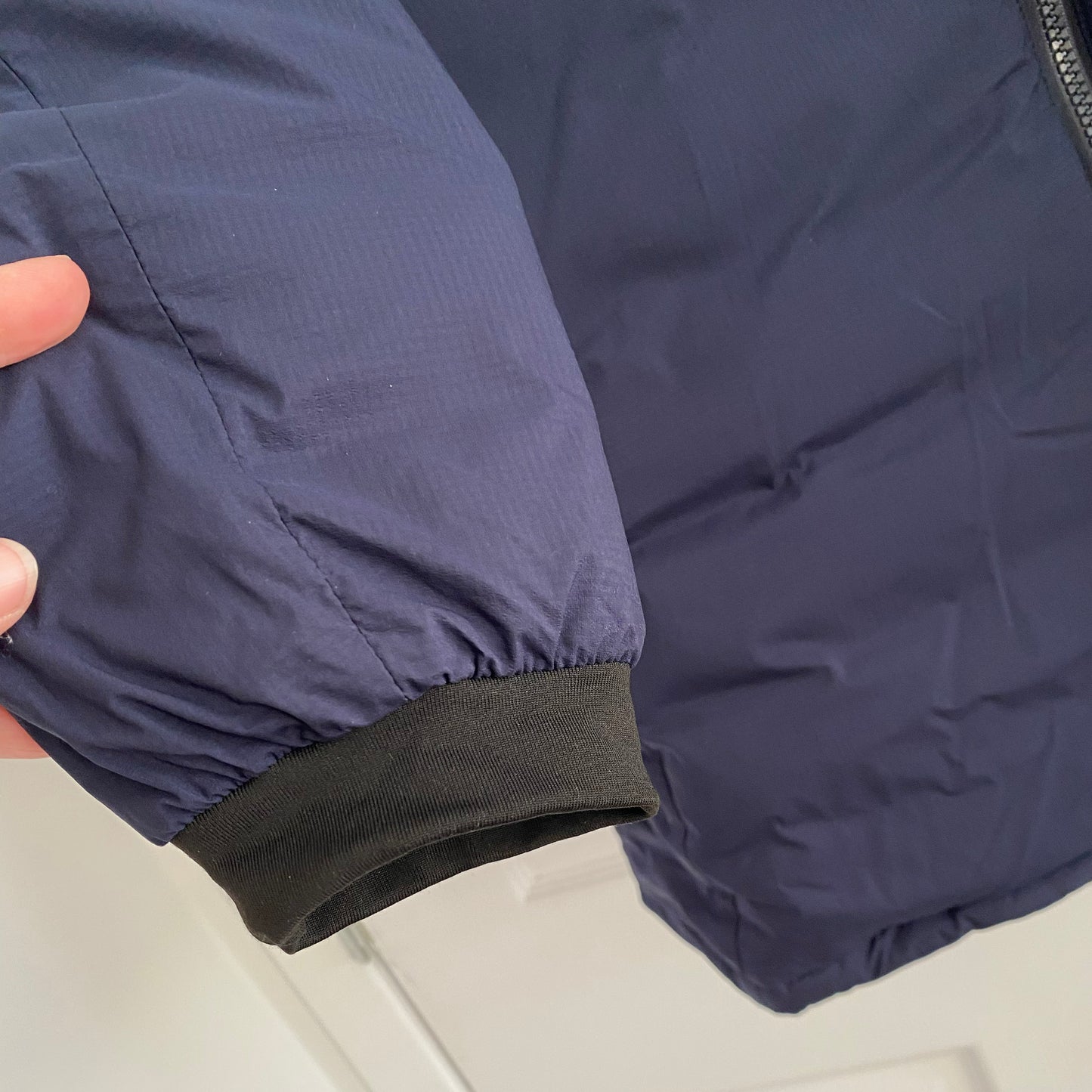 Canada Goose "Camp" Matte Hooded Down Jacket in Navy, size XL (fits M/L)