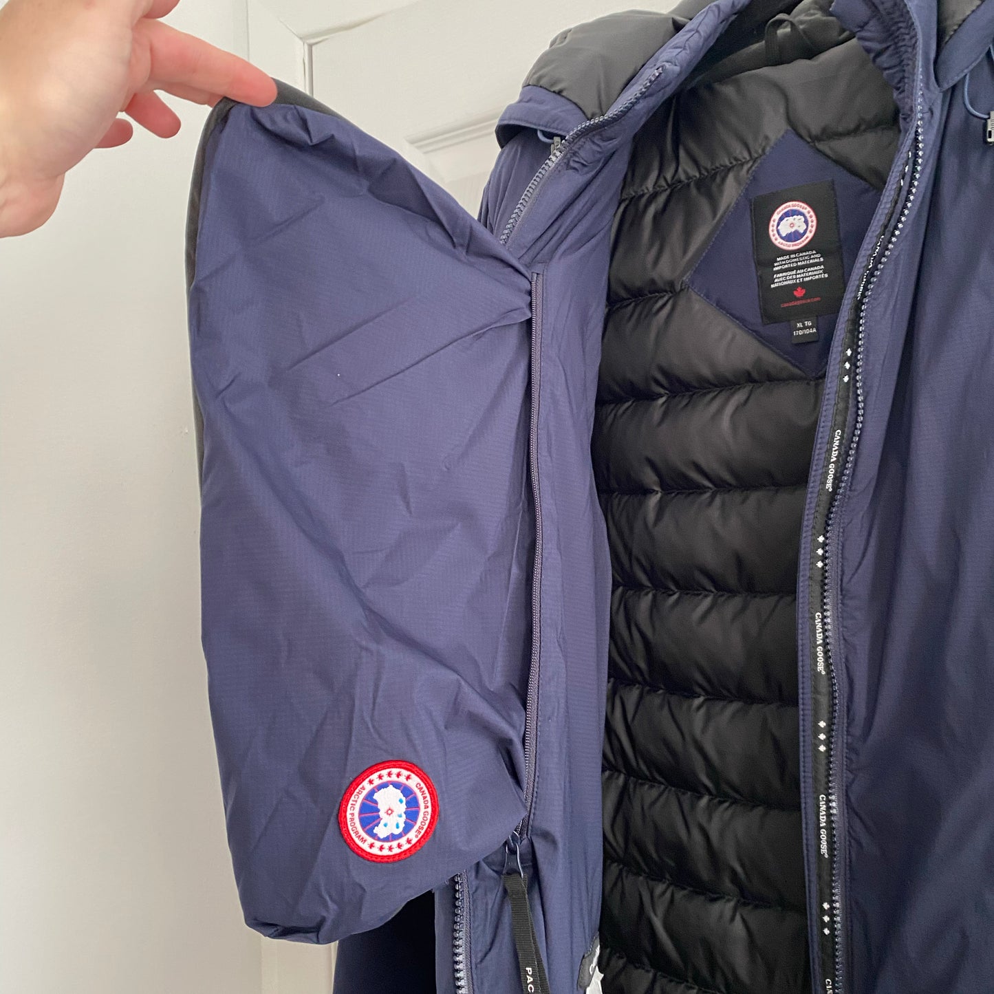 Canada Goose "Camp" Matte Hooded Down Jacket in Navy, size XL (fits M/L)