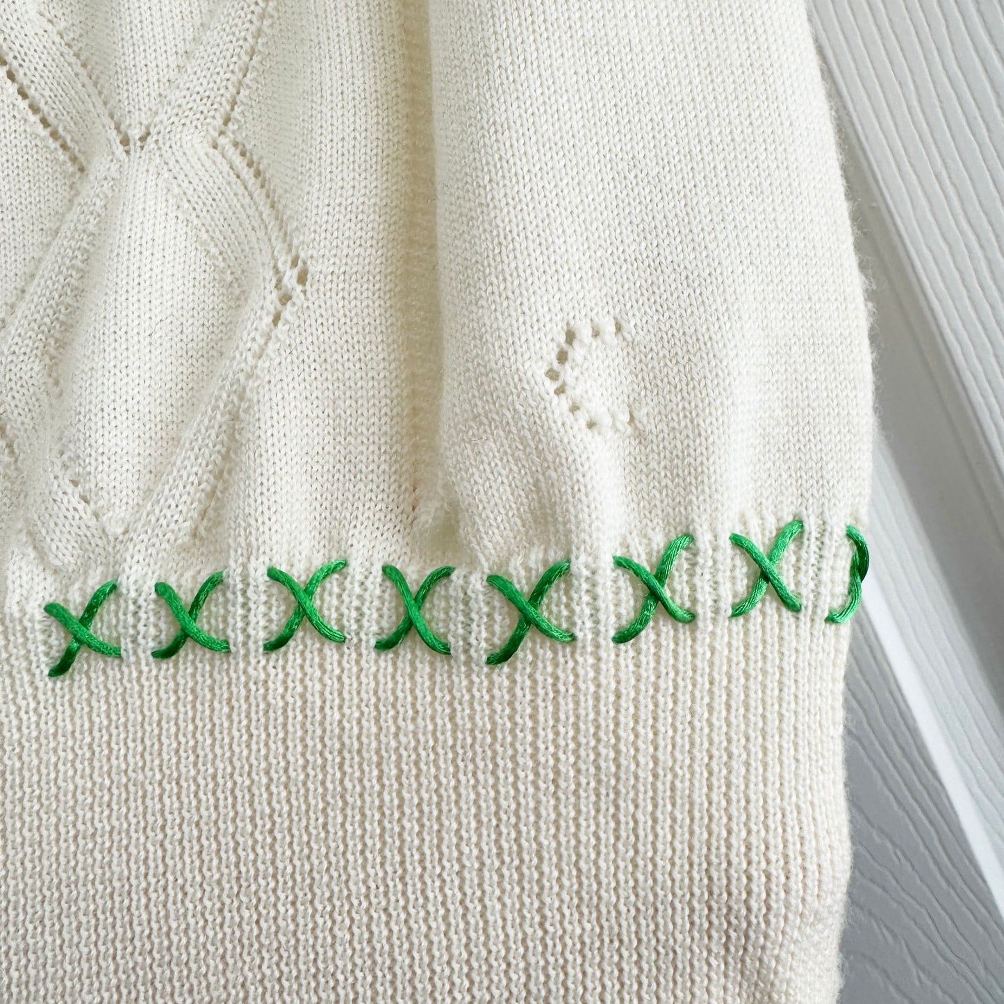 Pull court « Cross Stitch » en laine mérinos blanche Carven, Taille S (convient comme XS)