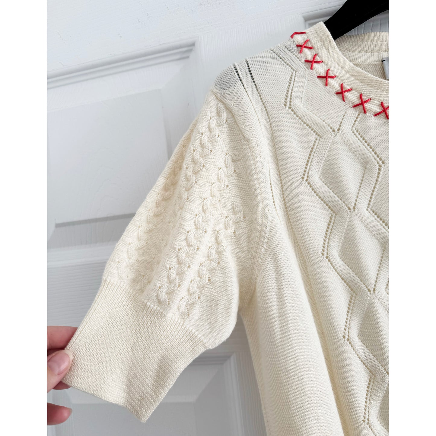 Pull court « Cross Stitch » en laine mérinos blanche Carven, Taille S (convient comme XS)