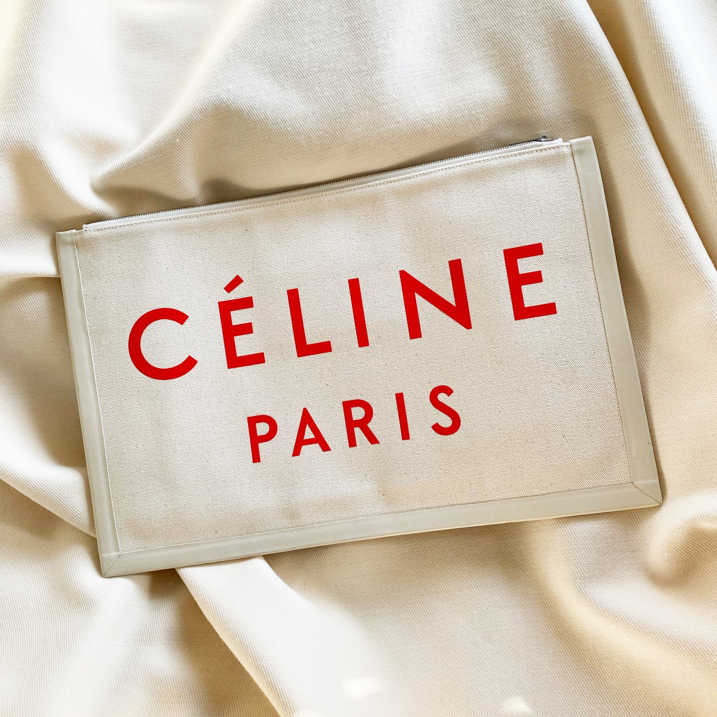 Pochette en toile Celine "Made In" avec police rouge