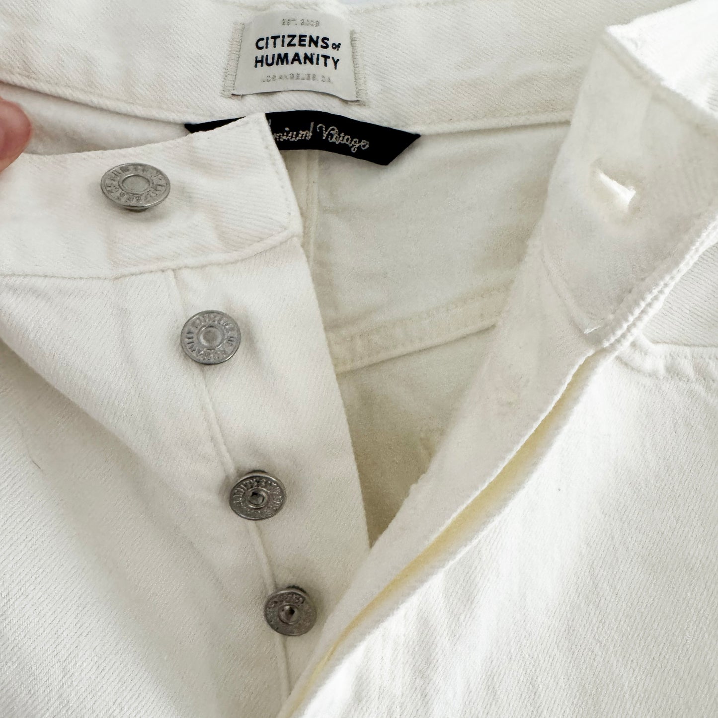 Citizens of Humanity "Camilla" Shorts in White, size 28