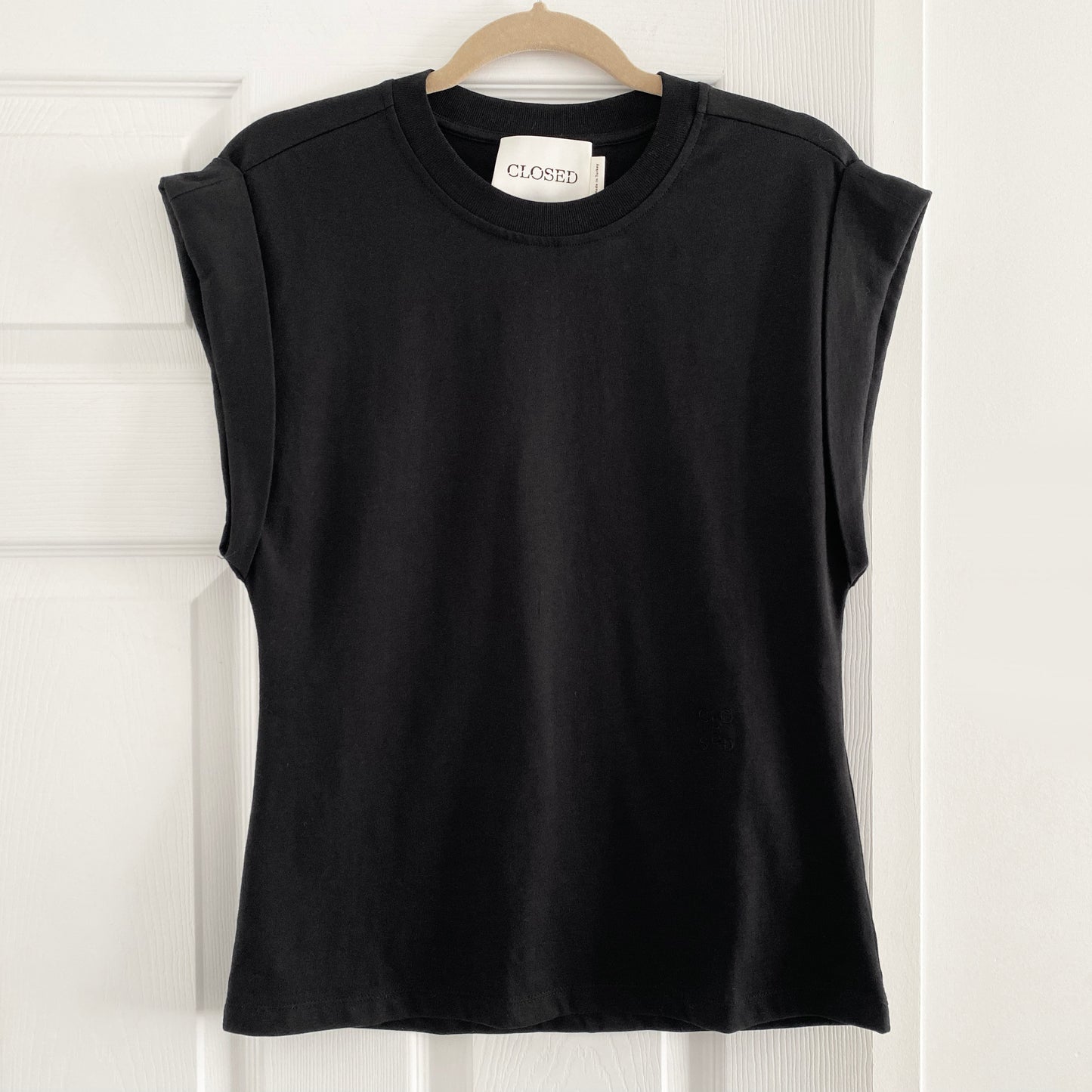 Closed Sleeveless T-Shirt in Black, size Medium