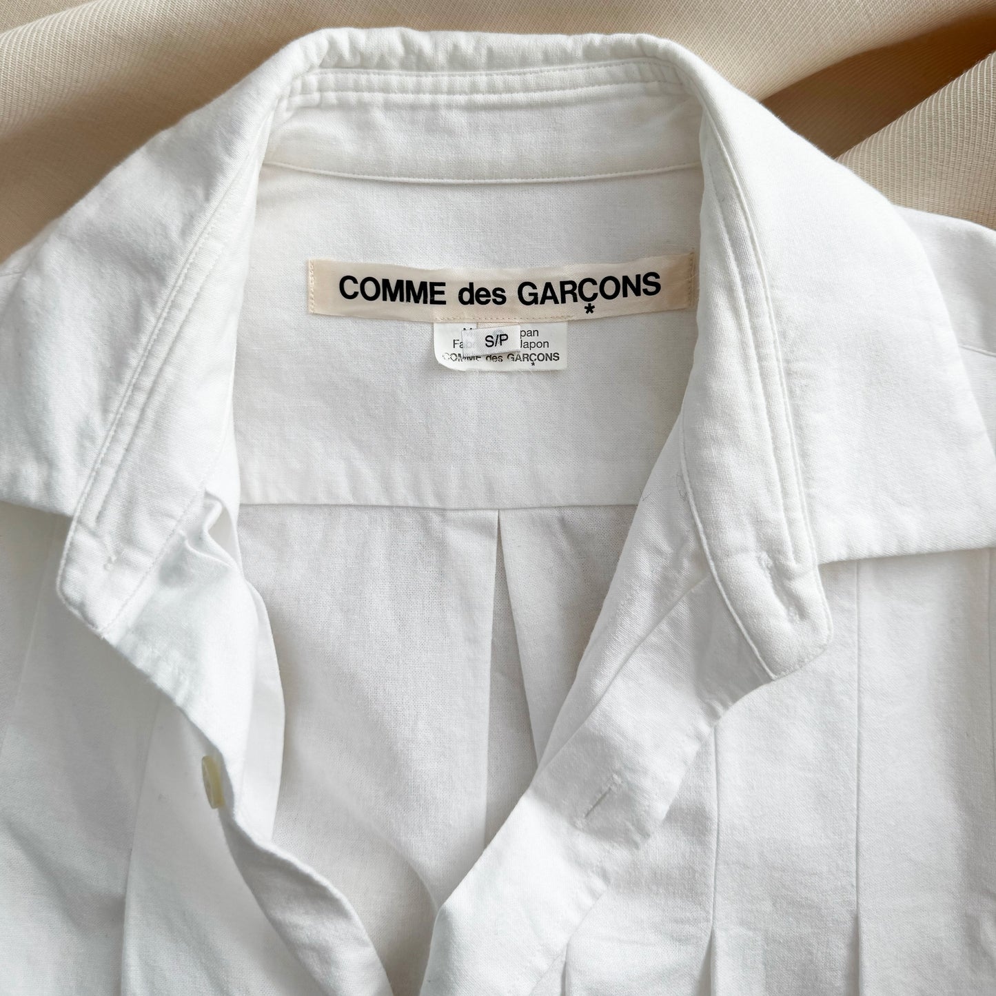 Comme Des Garcons Pleated Button Up Shirt in White, size Small