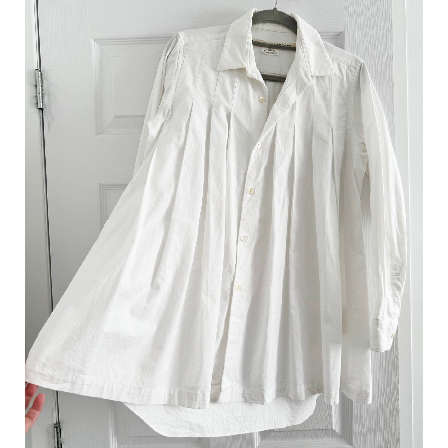 Comme Des Garcons Pleated Button Up Shirt in White, size Small
