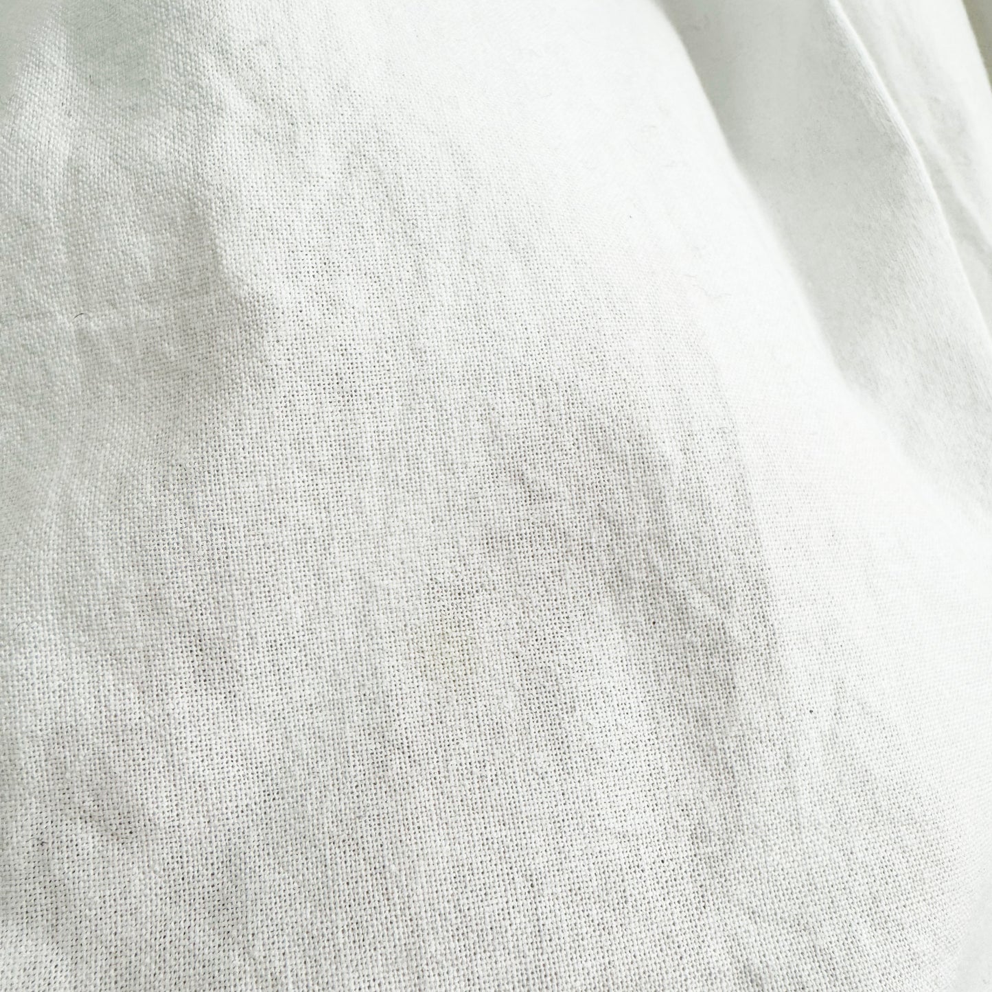 Comme Des Garcons Pleated Button Up Shirt in White, size Small