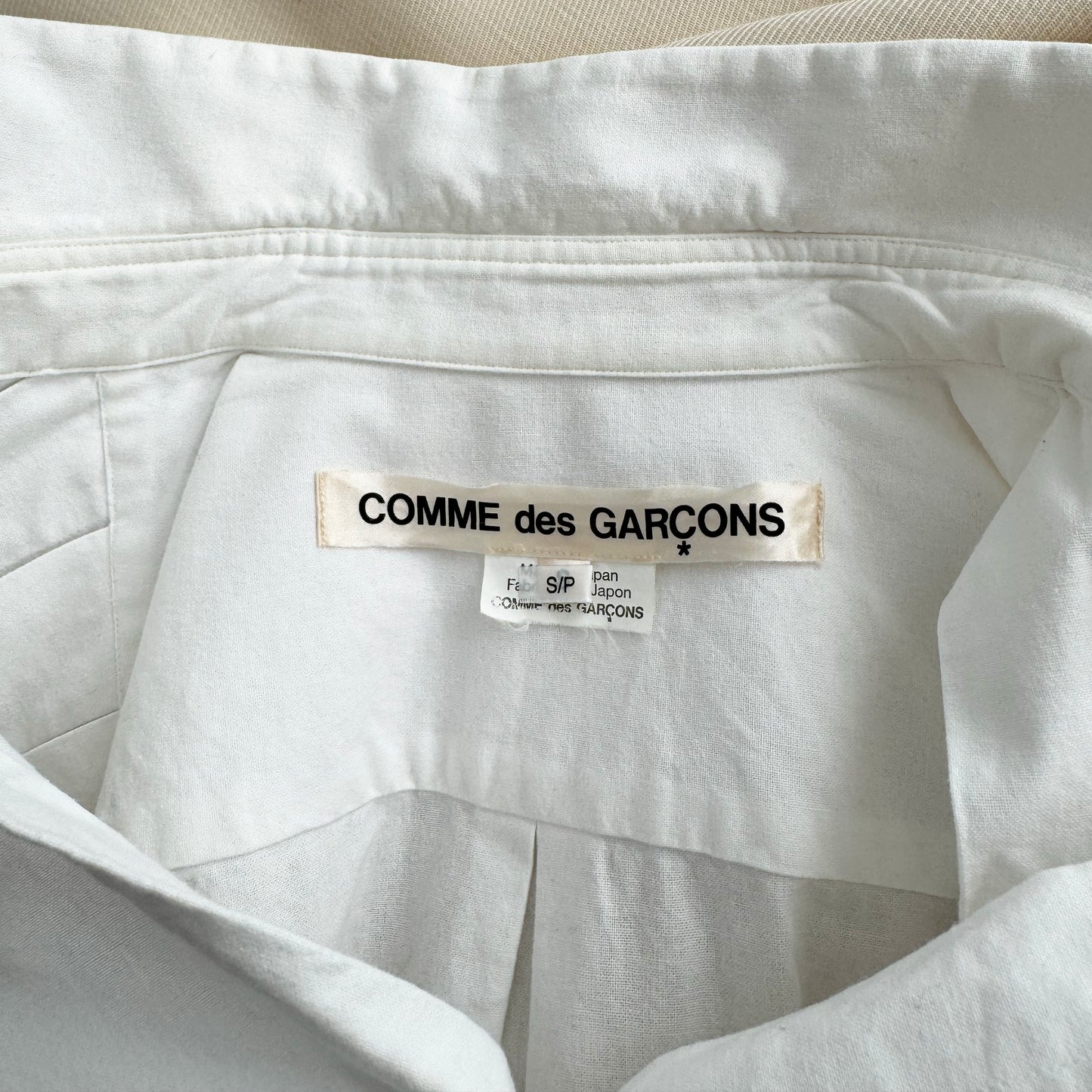 Comme Des Garcons Pleated Button Up Shirt in White, size Small