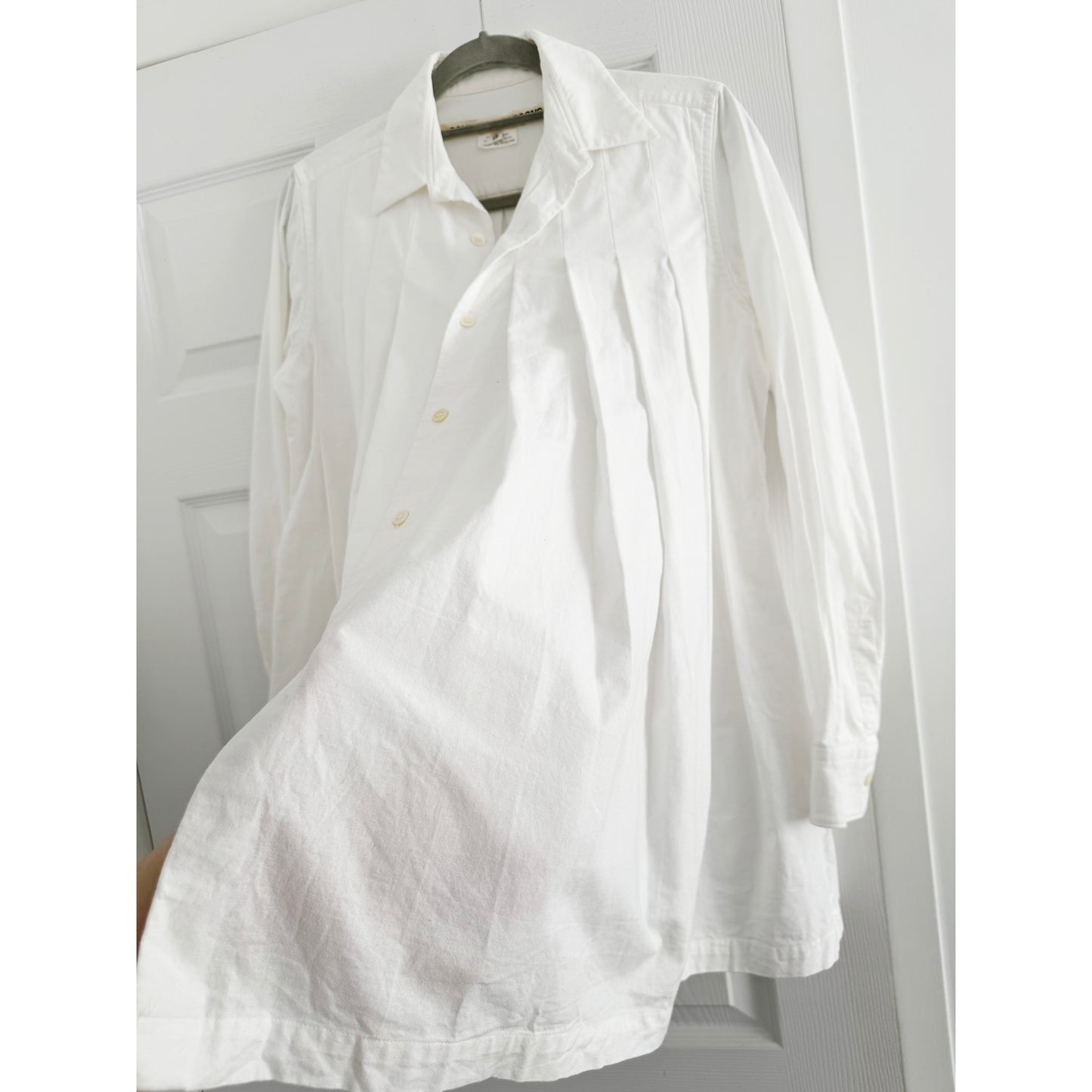 Comme Des Garcons Pleated Button Up Shirt in White, size Small