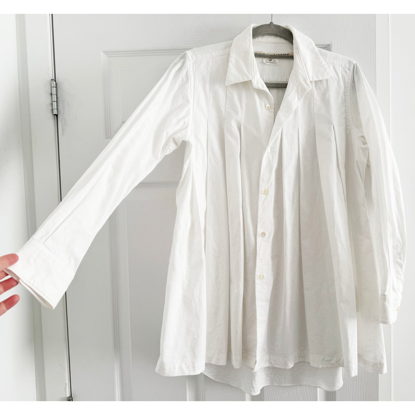 Comme Des Garcons Pleated Button Up Shirt in White, size Small