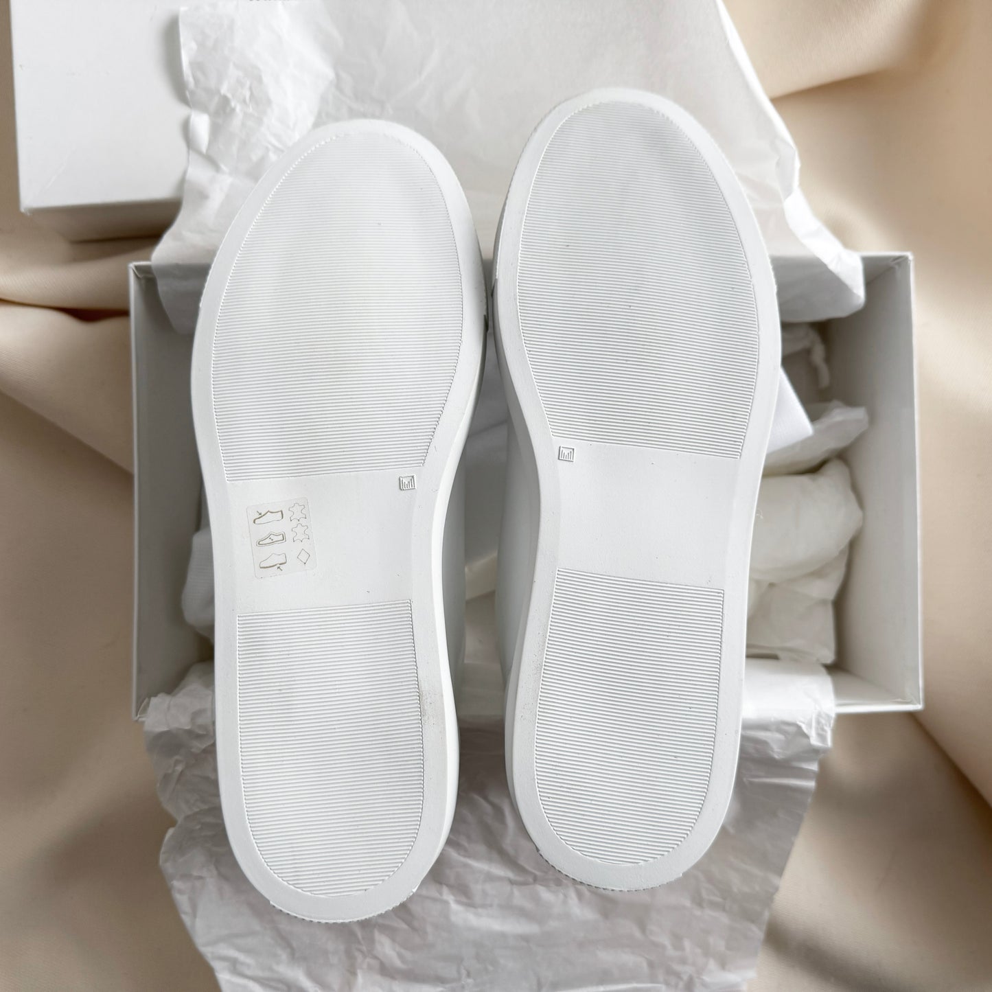 Common Projects Retro Low Sneaker in White, size 40 (fits 10.5)