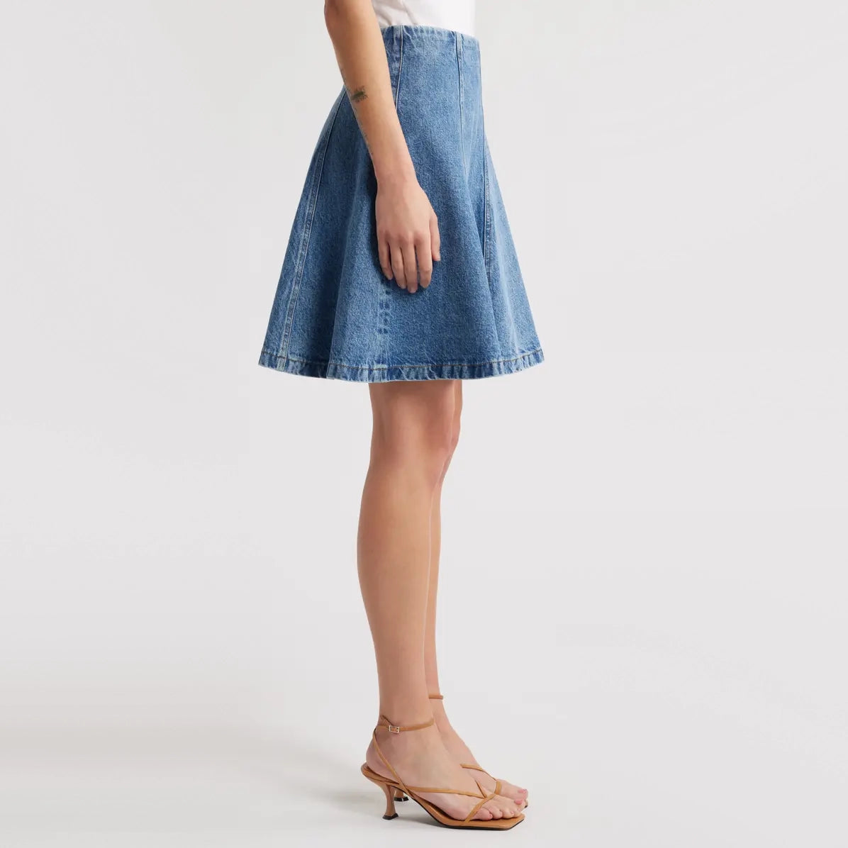 Frame "The Sway" Flared Denim Skirt in Blue, size 26