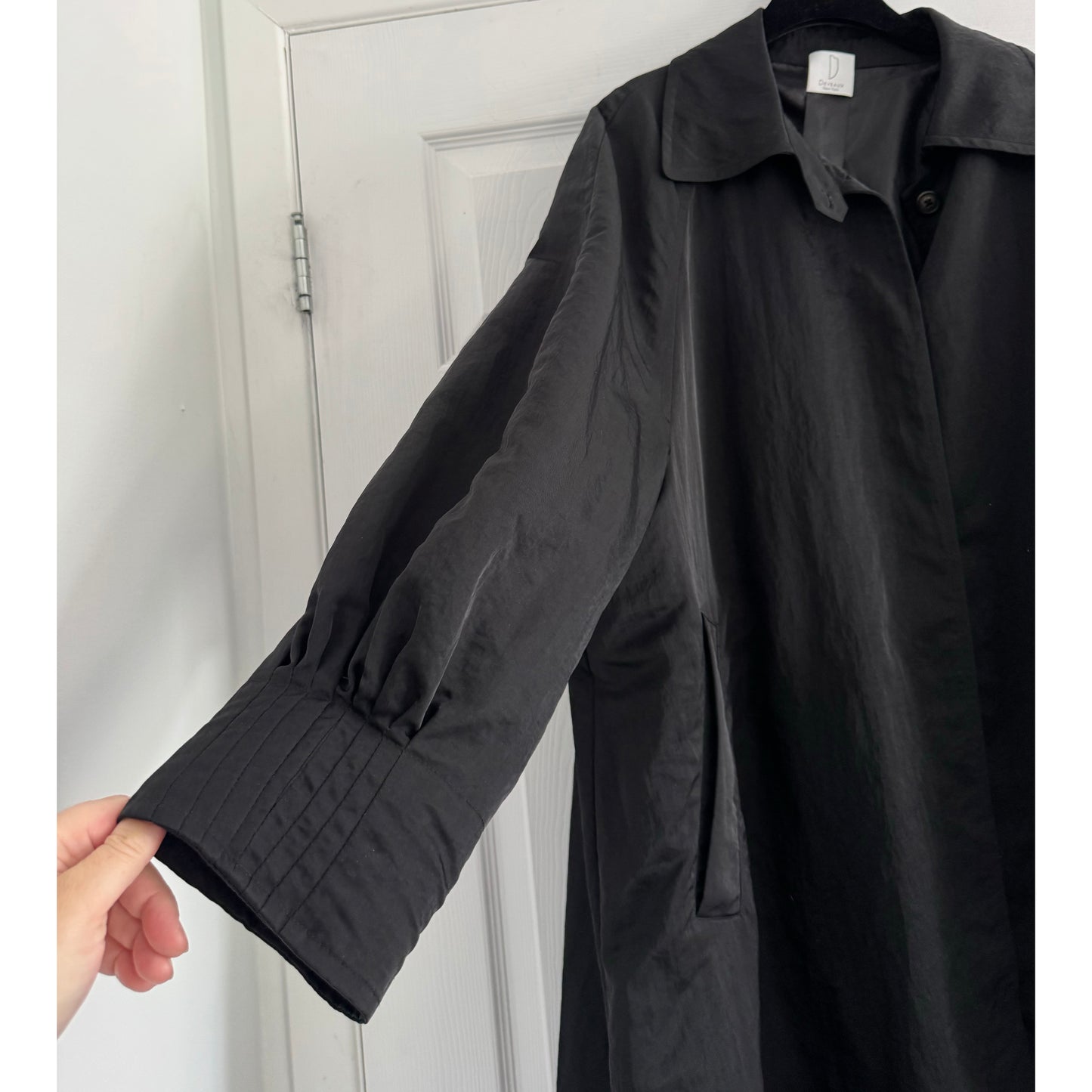 Deveaux "Anya" Oversize Trench Coat in Black, size Small (fits S-L)