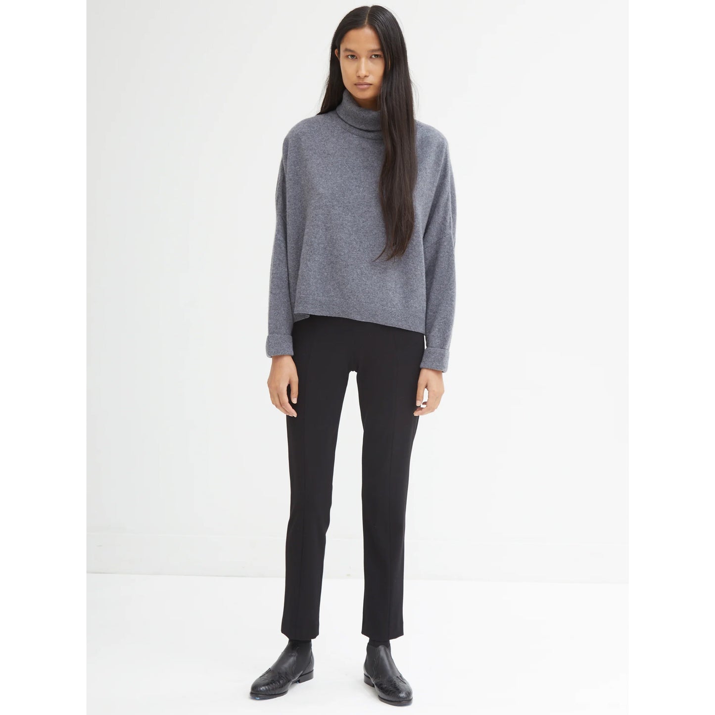 Dusan Boxy Cashmere Turtleneck in Black, size Small (fits roomy)