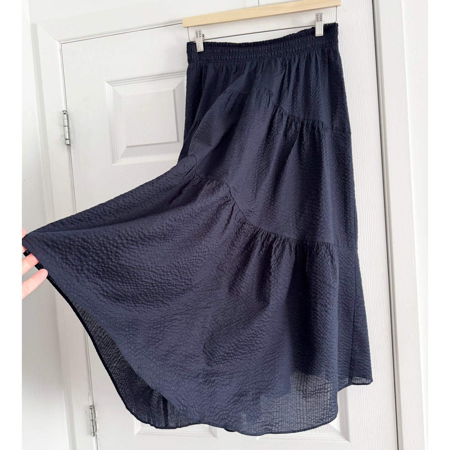 Frame Gathered Seam Seersucker Skirt in Navy, size Small