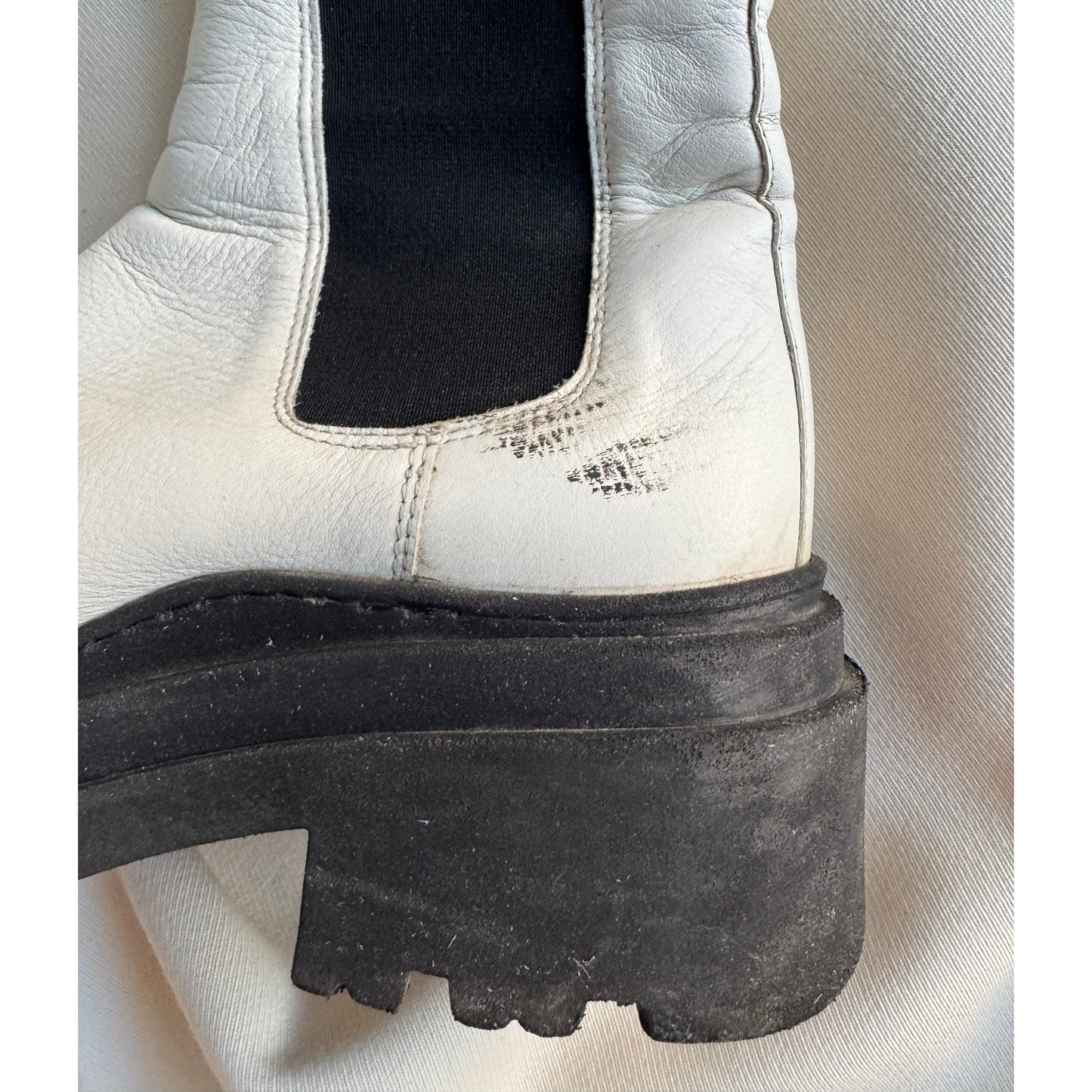 Gravity Pope Lug Sole Chelsea Boots in Off-White, size 38