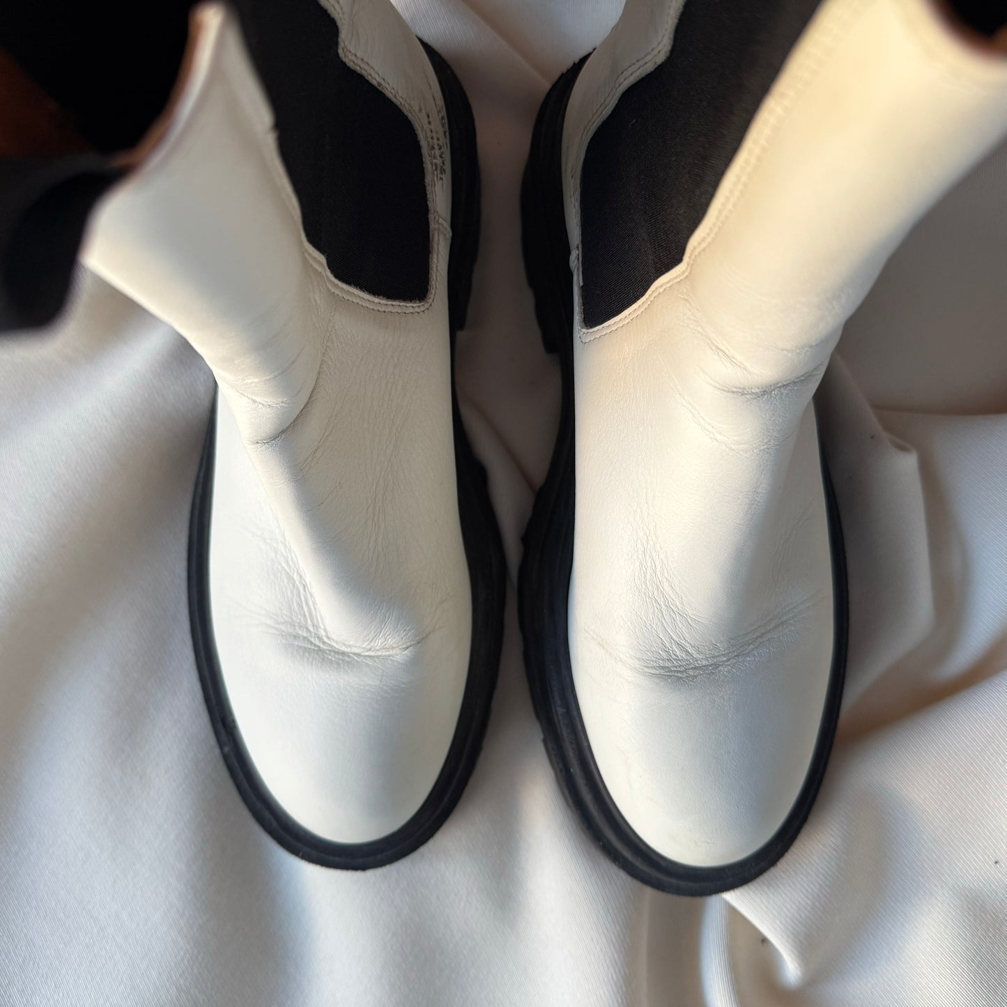 Gravity Pope Lug Sole Chelsea Boots in Off-White, size 38