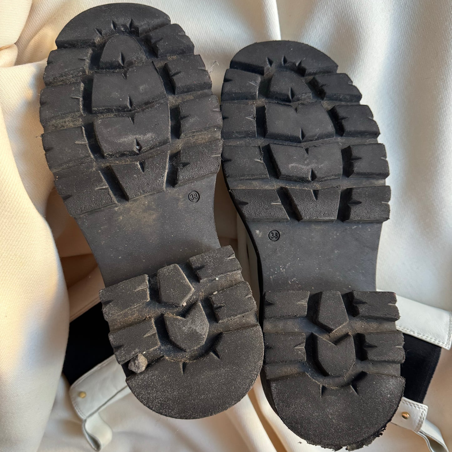 Gravity Pope Lug Sole Chelsea Boots in Off-White, size 38