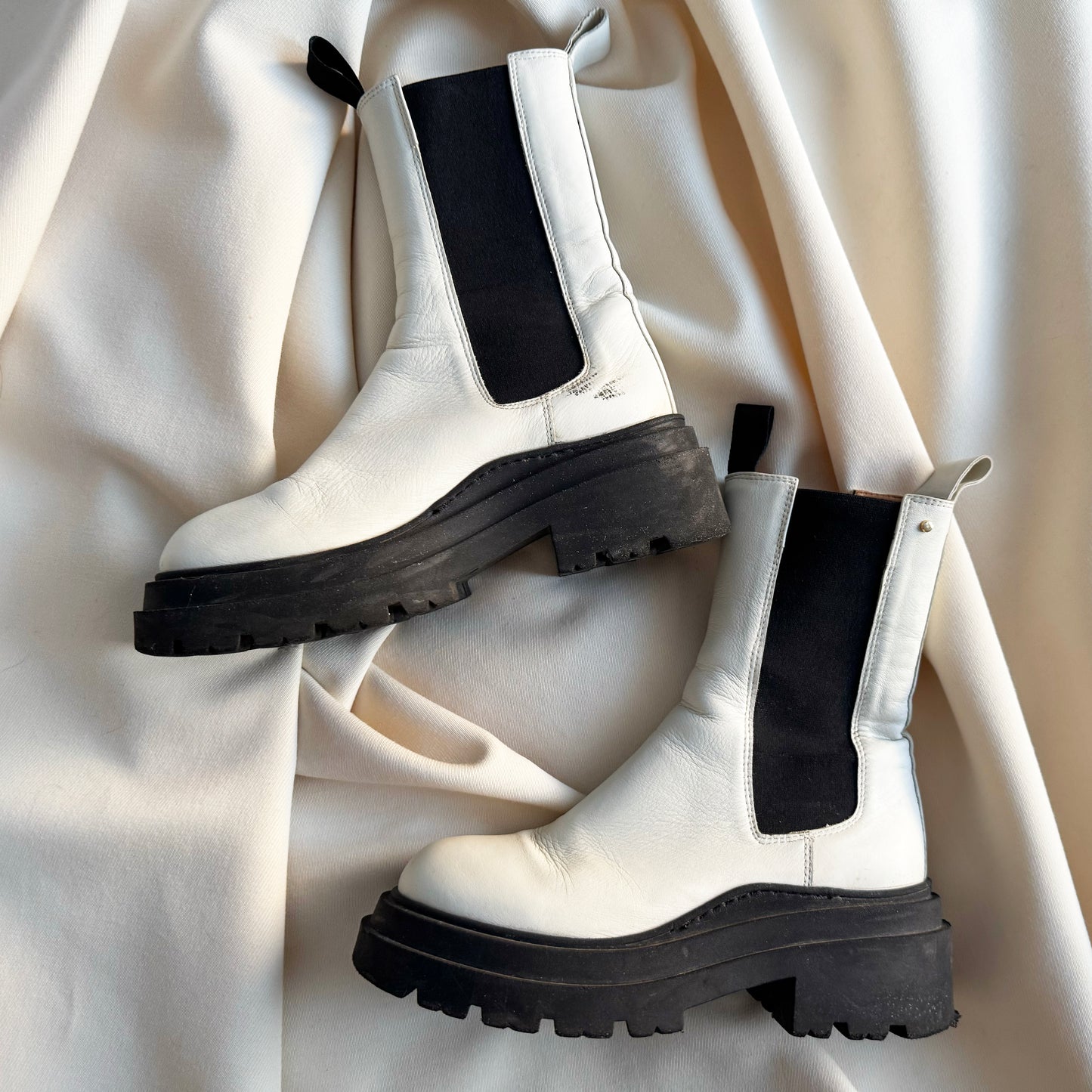 Gravity Pope Lug Sole Chelsea Boots in Off-White, size 38