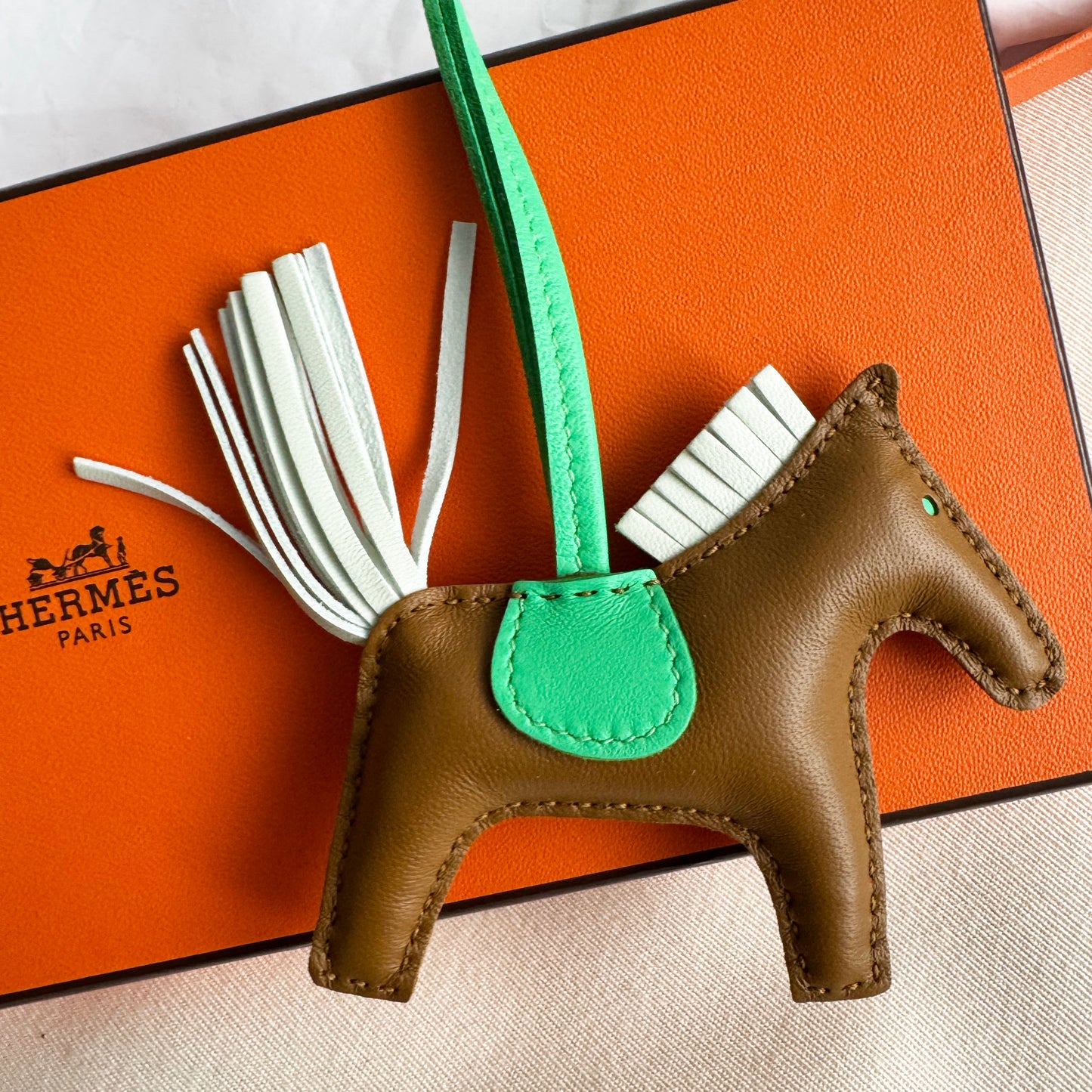 Hermes Rodeo Charm in Kraft / Vert fizz / Vert comics