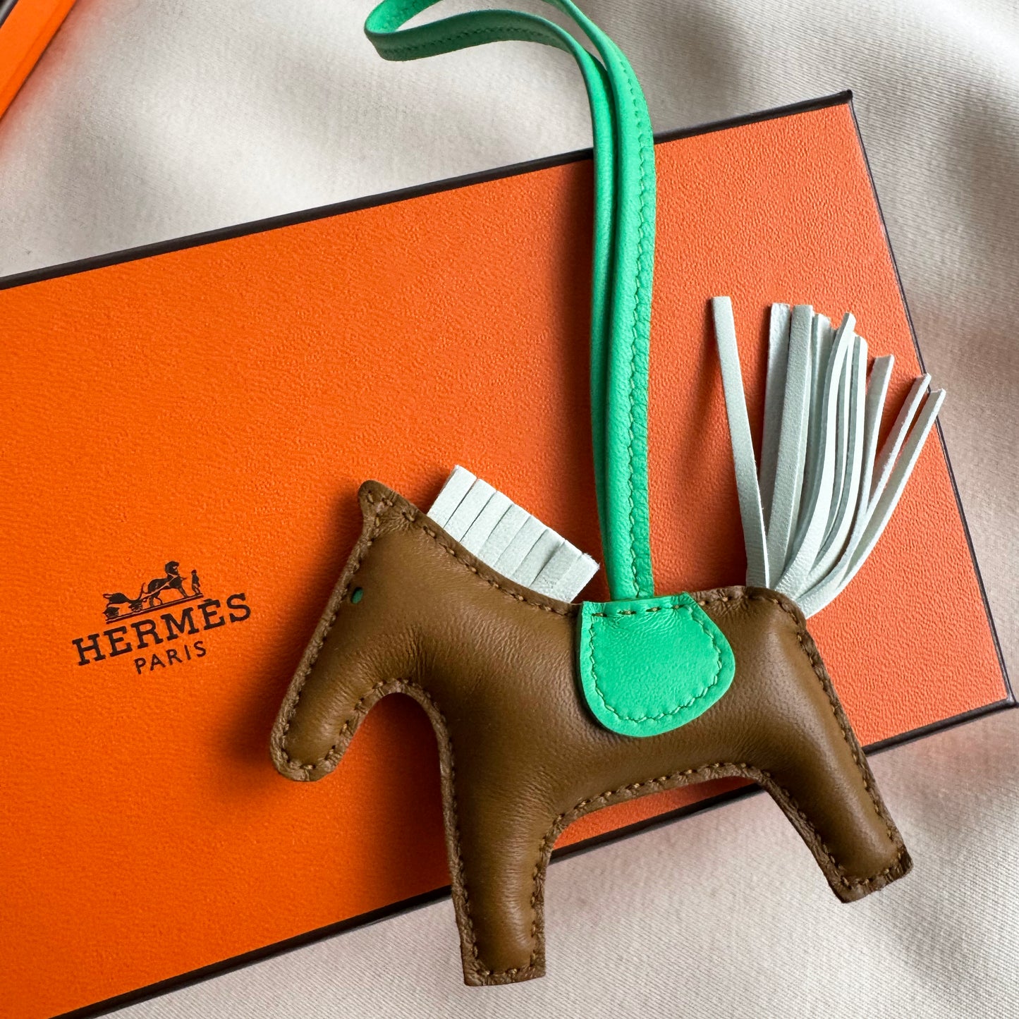 Hermes Rodeo Charm in Kraft / Vert fizz / Vert comics