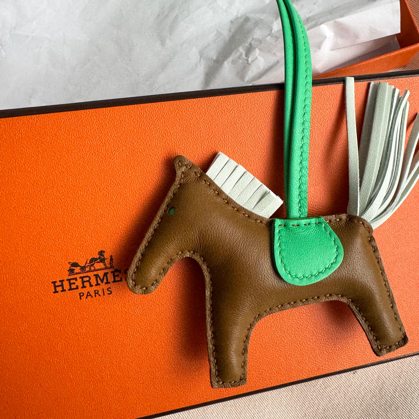 Hermes Rodeo Charm in Kraft / Vert fizz / Vert comics