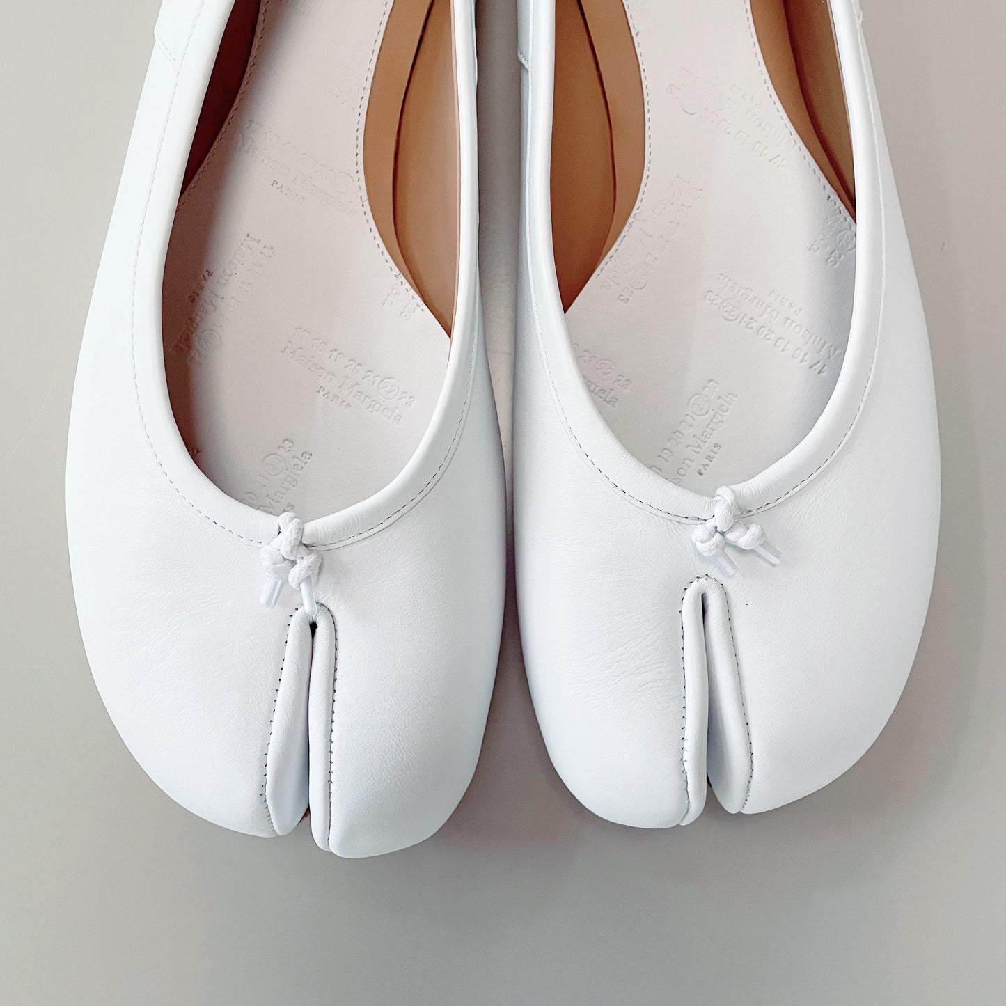 Maison Margiela white tabi flats. Size 41, fit is good for size 10.5