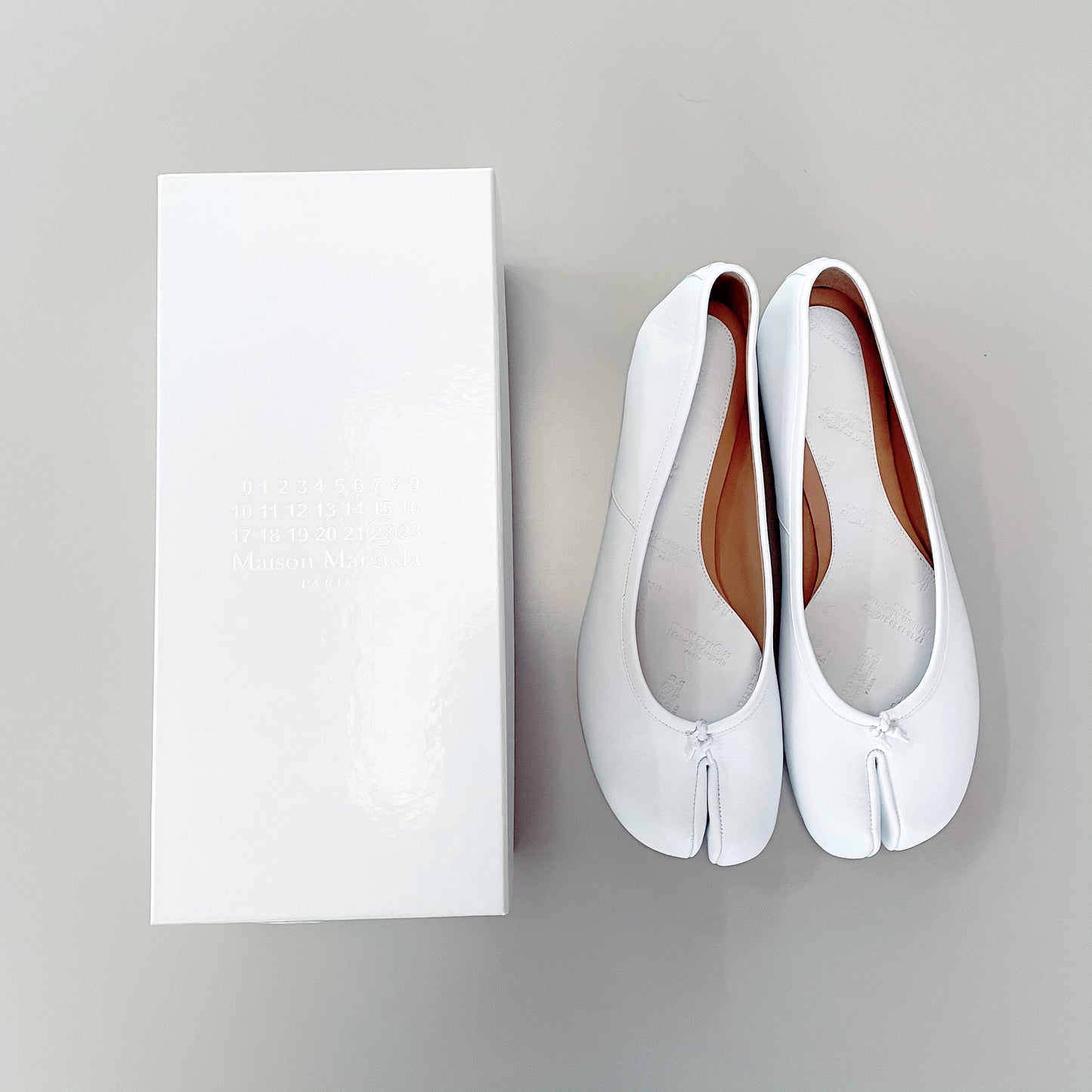 Chaussures plates tabi blanches Maison Margiela. Taille 41, convient bien à une taille 10,5