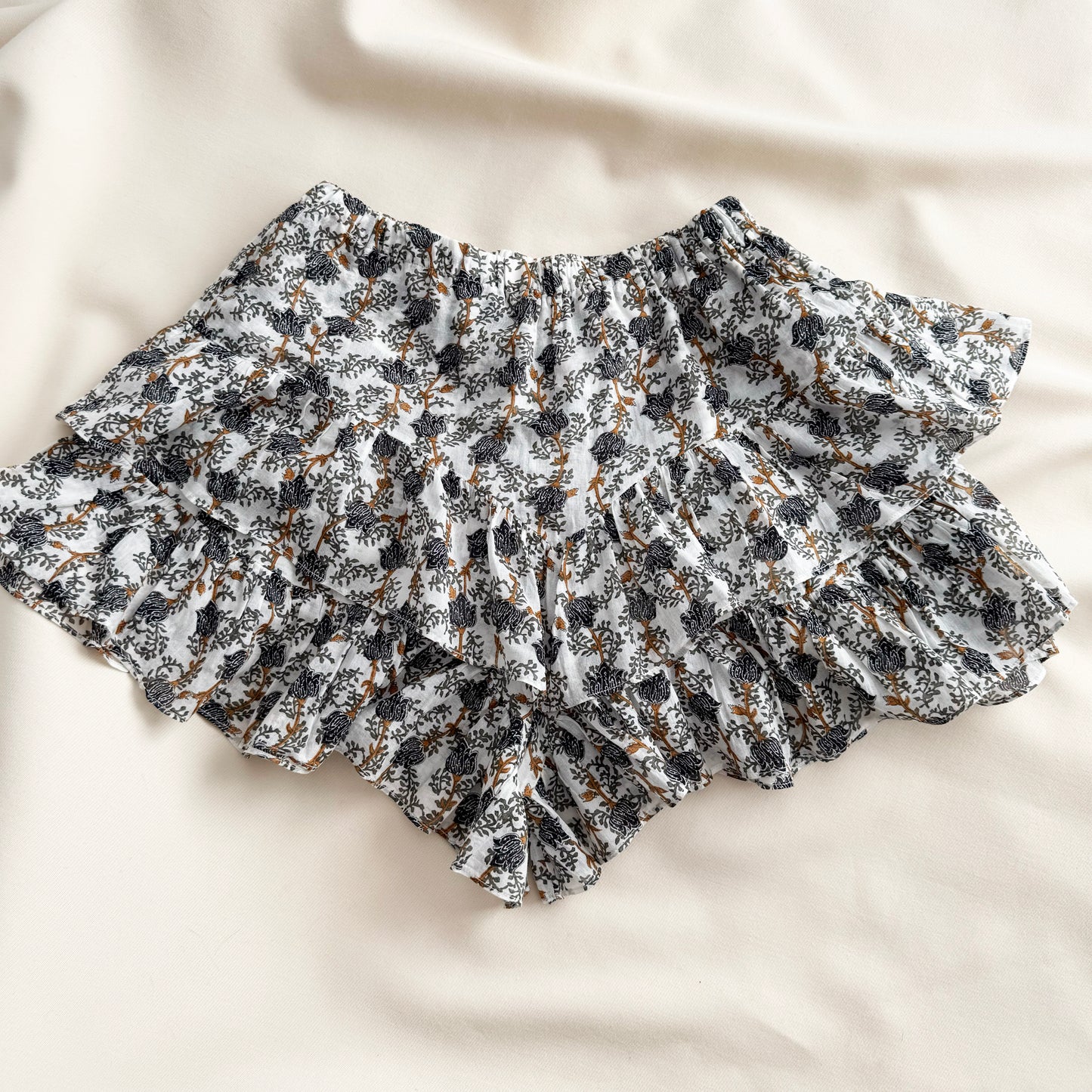 Isabel Marant Etoile "Jocadia" Printed Cotton Shorts in White Print, size 36 (fits size 2)